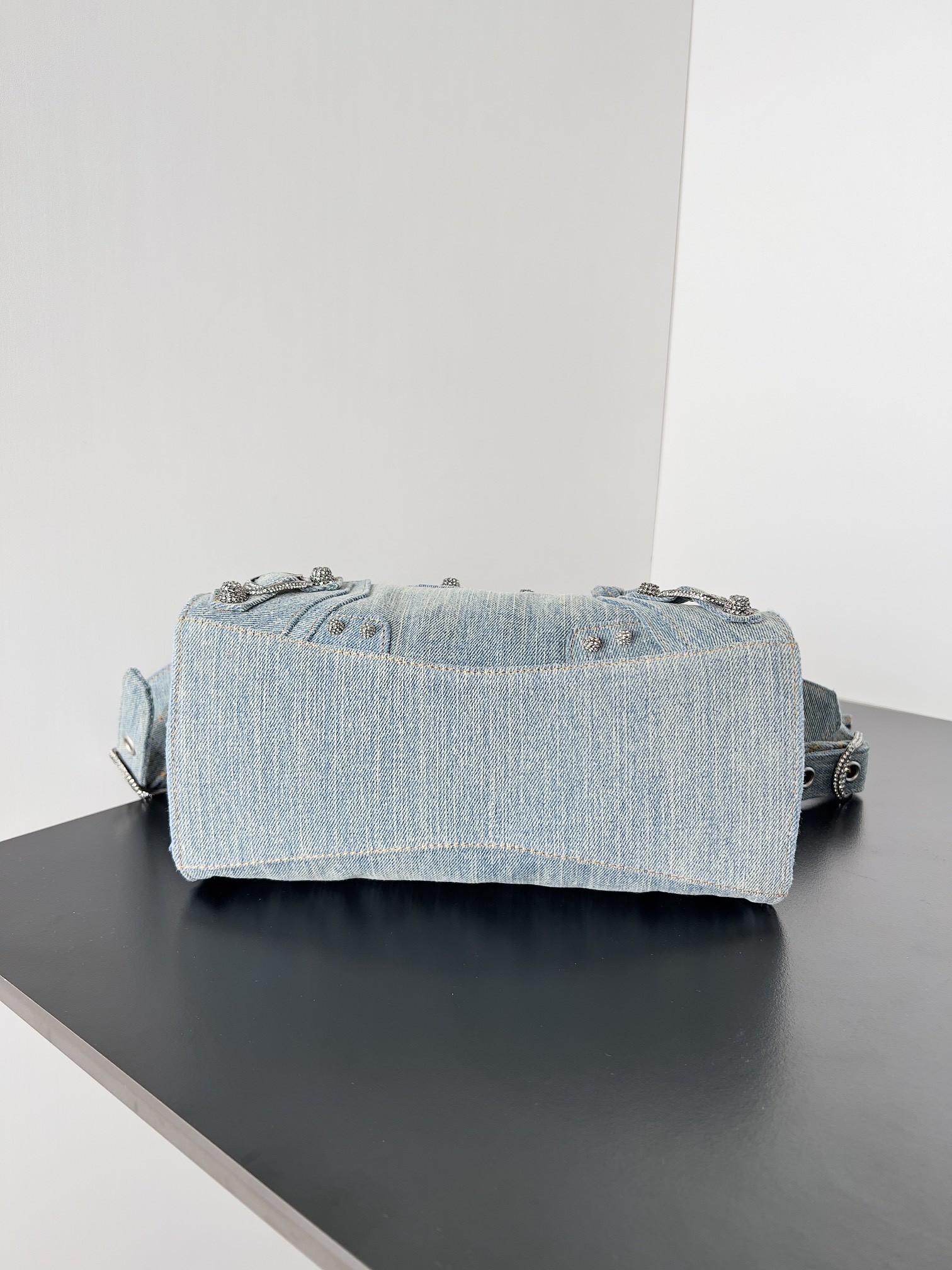 [TOP] BALENCIAGA Neo Classic XS City Bag 26 x 18 x 13 cm - Washed Frayed Denim