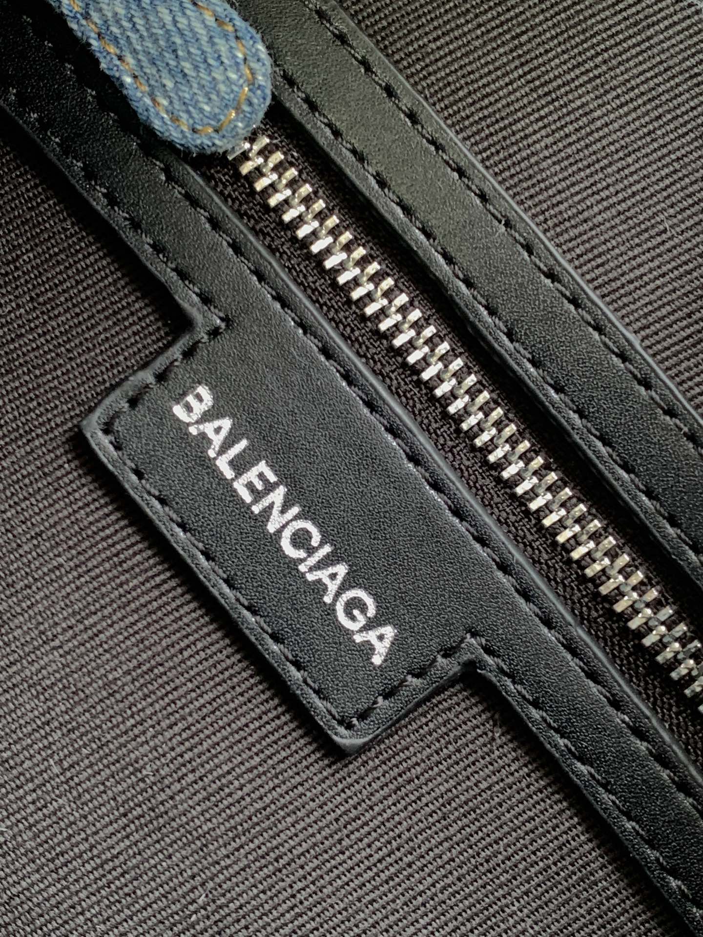 [TOP] BALENCIAGA Classic XS Neo City Bag 26 x 17 x 10 cm - Denim