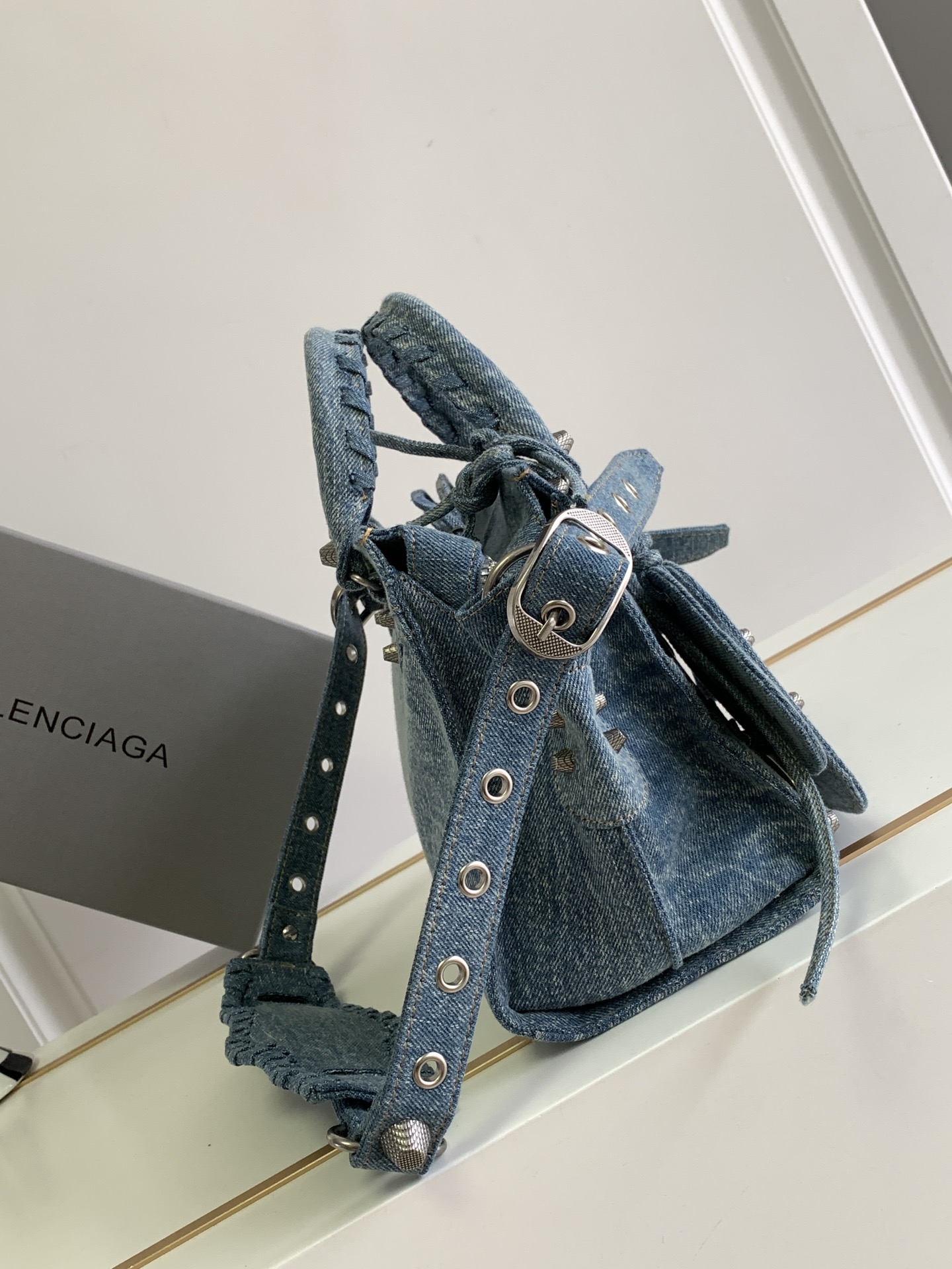 [TOP] BALENCIAGA Classic XS Neo City Bag 26 x 17 x 10 cm - Denim