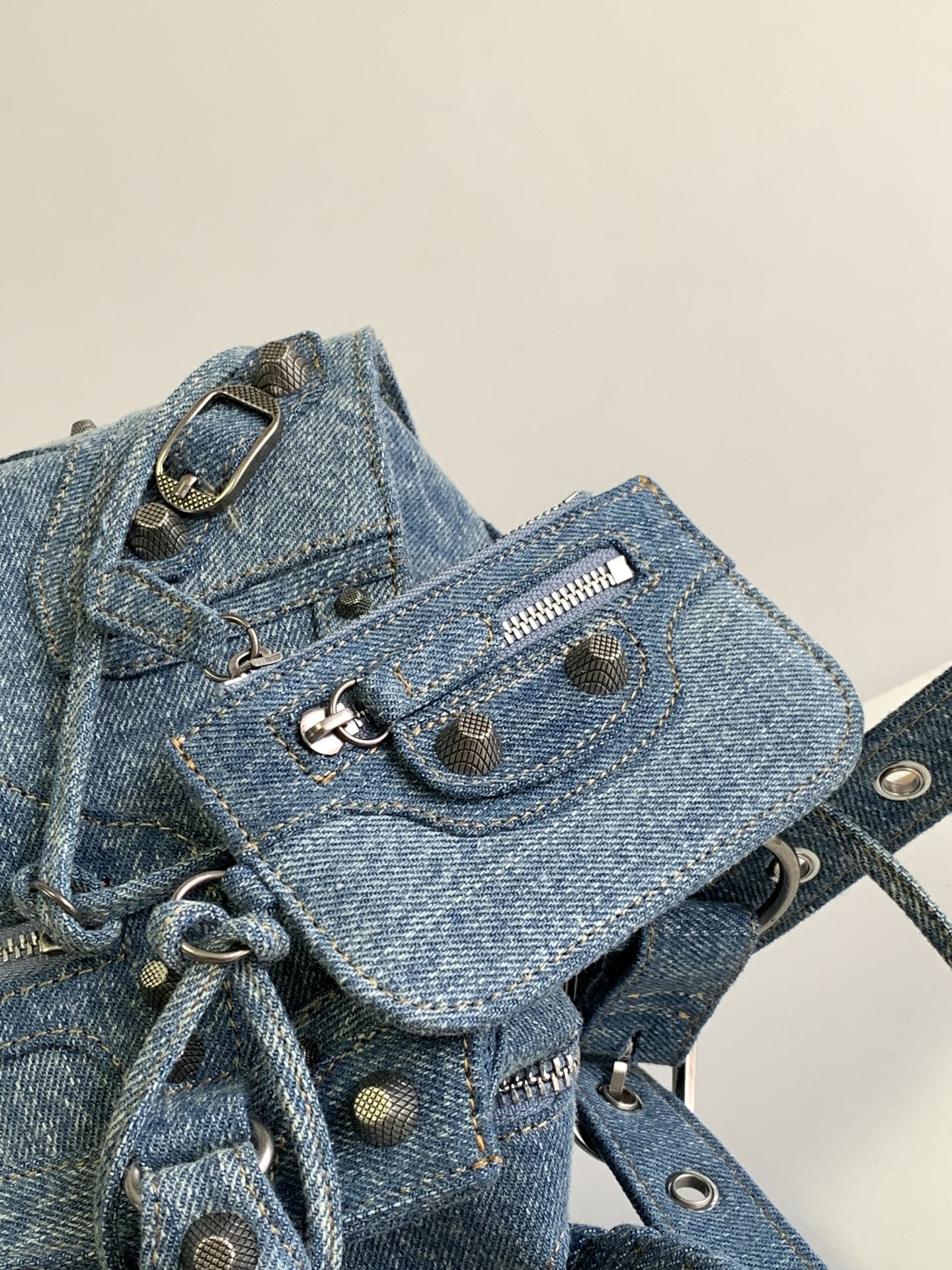 [TOP] BALENCIAGA Classic XS Neo City Bag 26 x 17 x 10 cm - Denim