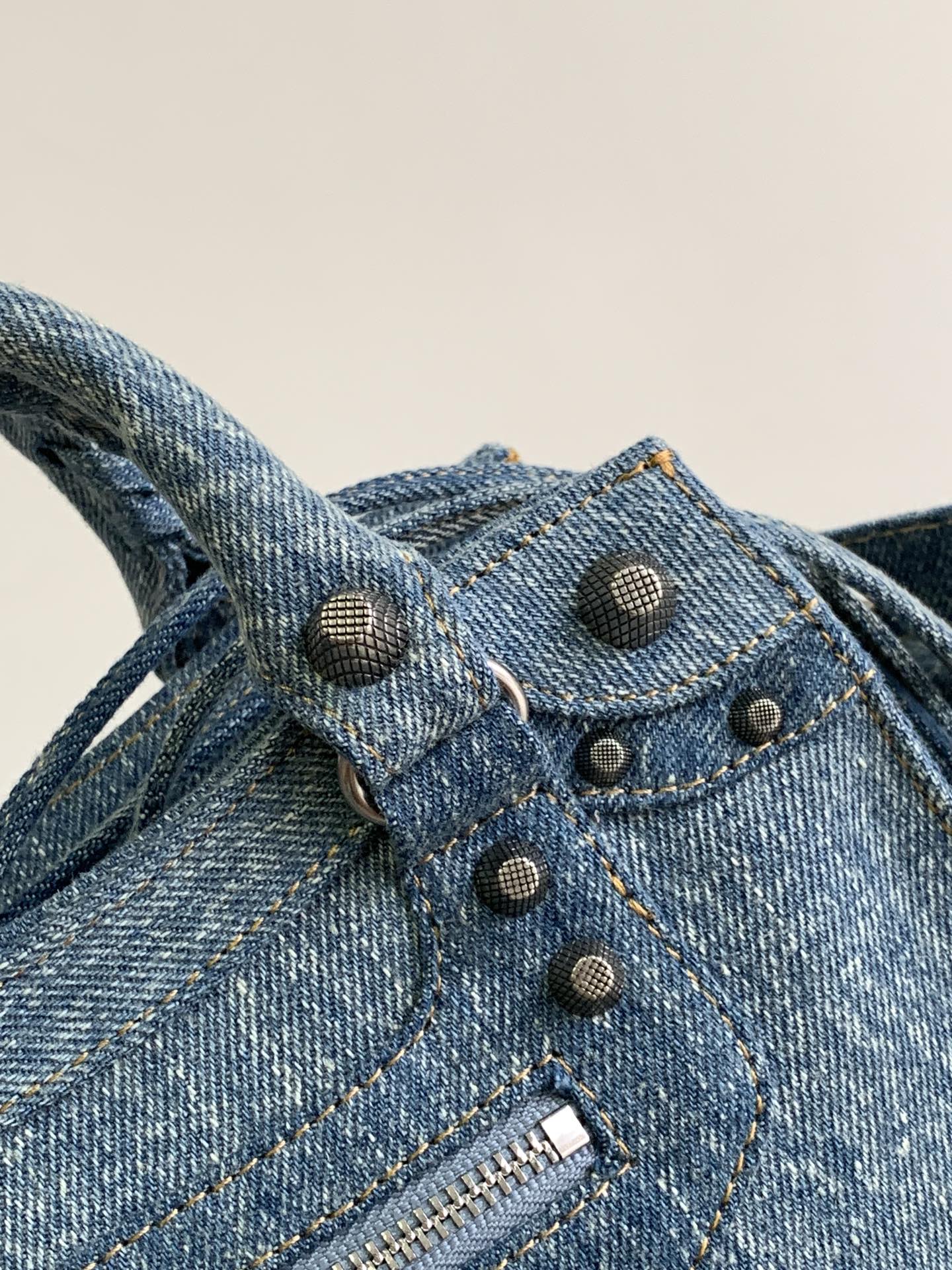 [TOP] BALENCIAGA Classic XS Neo City Bag 26 x 17 x 10 cm - Denim