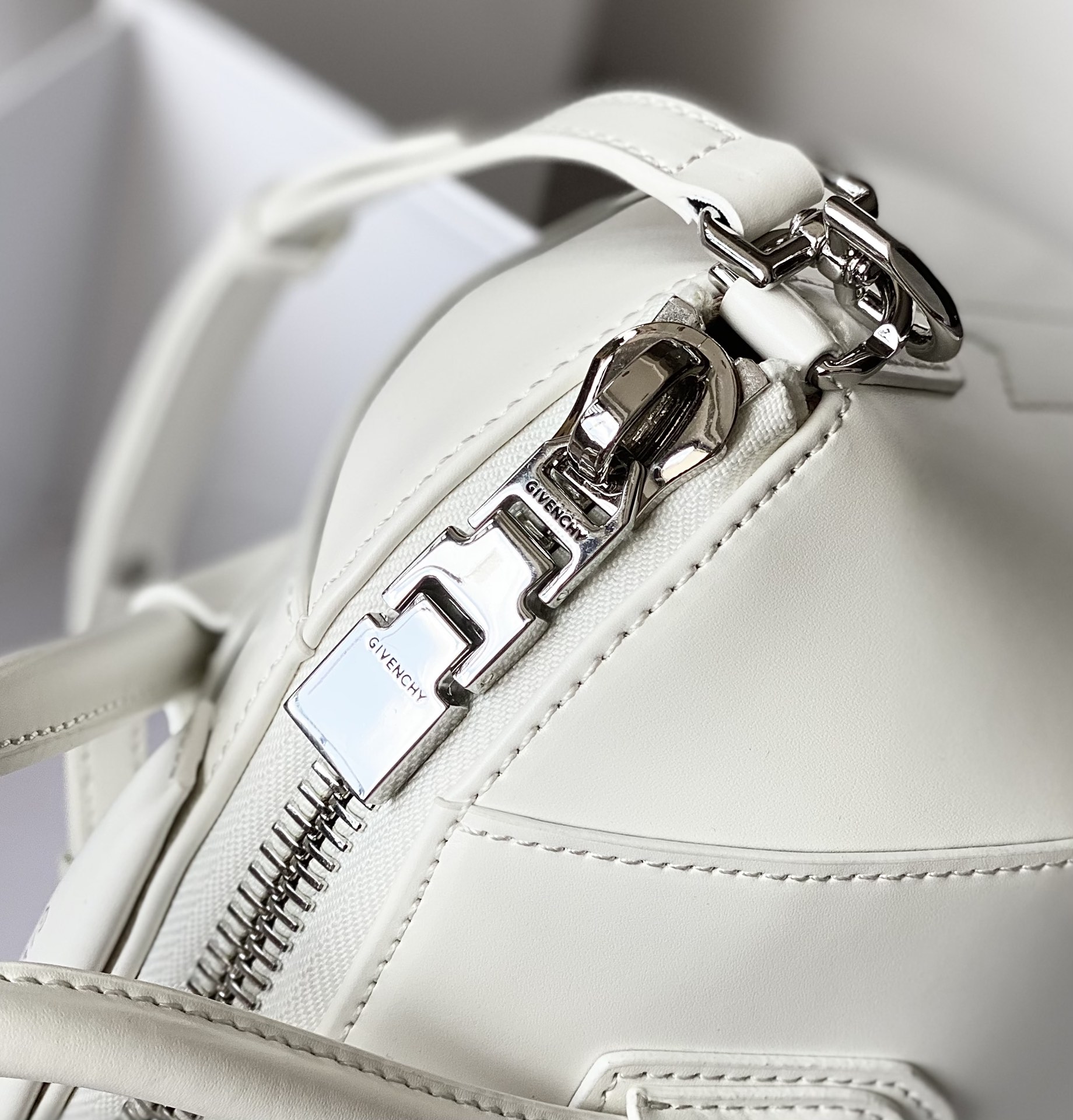 [TOP] GIVENCHY Antigona in Box Leather Bag 28x23x17cm/33x28x19cm - White