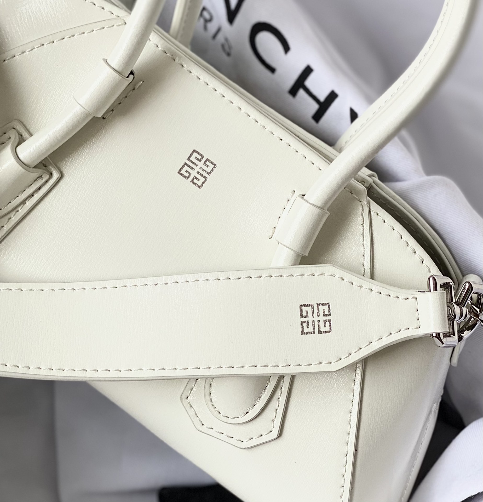 [TOP] GIVENCHY Antigona Stretch Handbag 22 x 12 x 8 cm - White