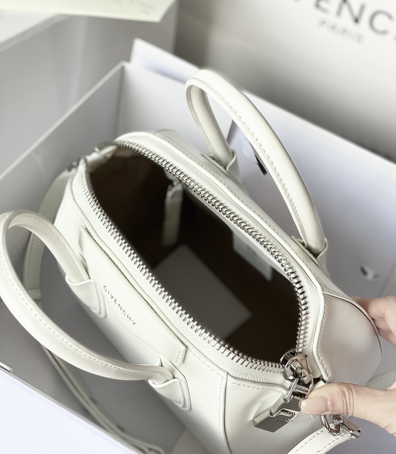 [TOP] GIVENCHY Antigona in Box Leather Bag 28x23x17cm/33x28x19cm - White
