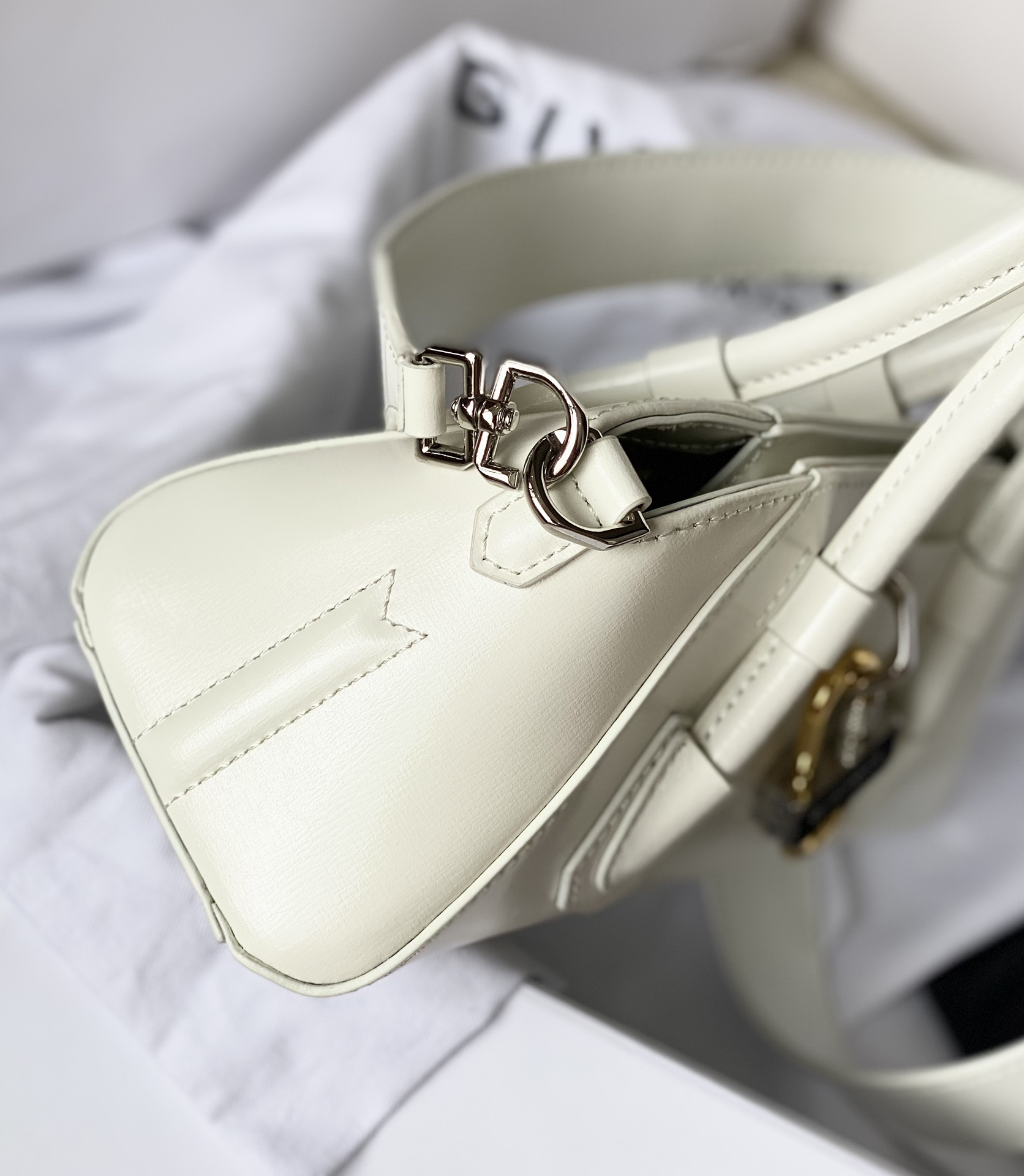 [TOP] GIVENCHY Antigona Stretch Handbag 22 x 12 x 8 cm - White