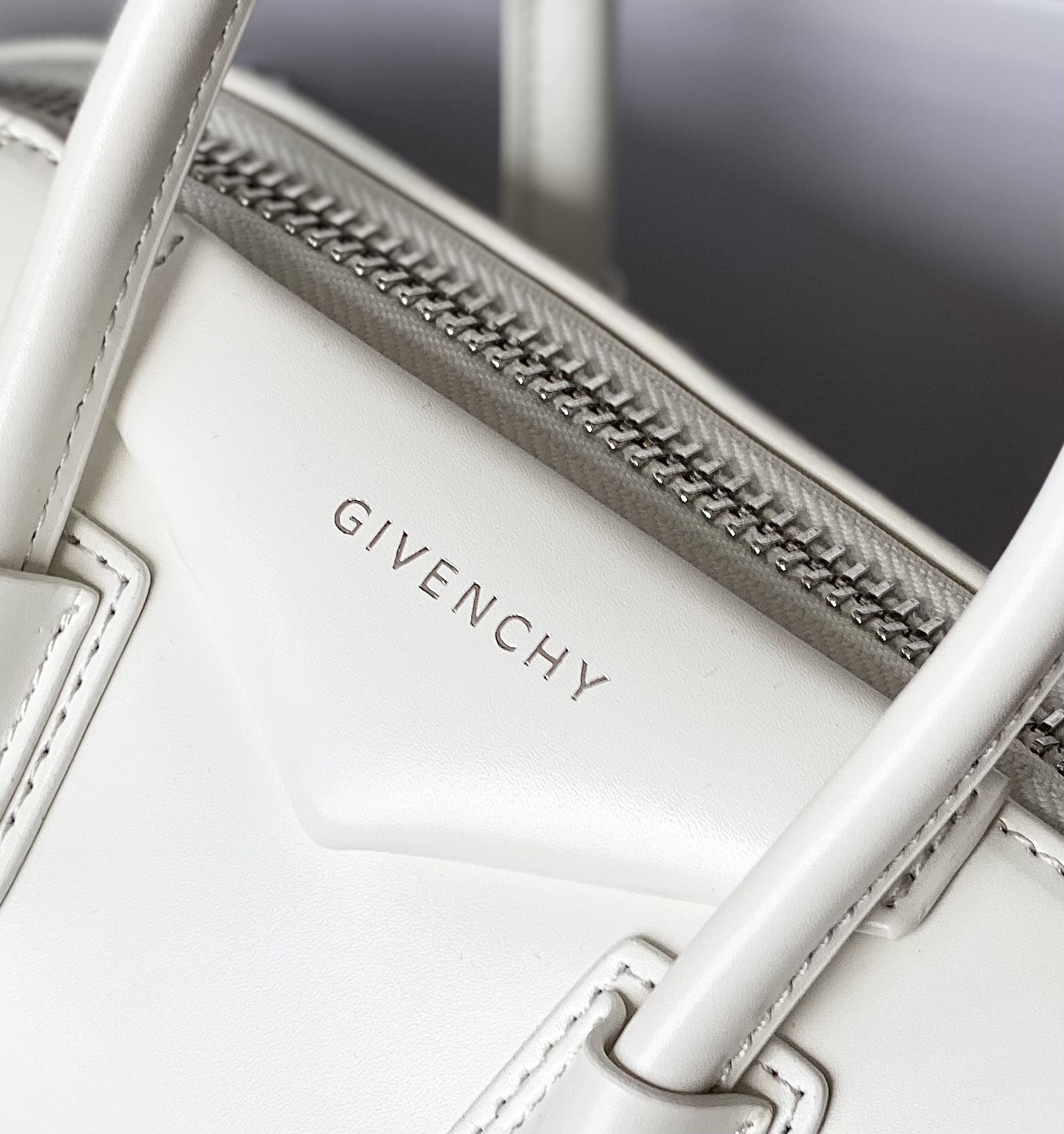 [TOP] GIVENCHY Antigona in Box Leather Bag 28x23x17cm/33x28x19cm - White