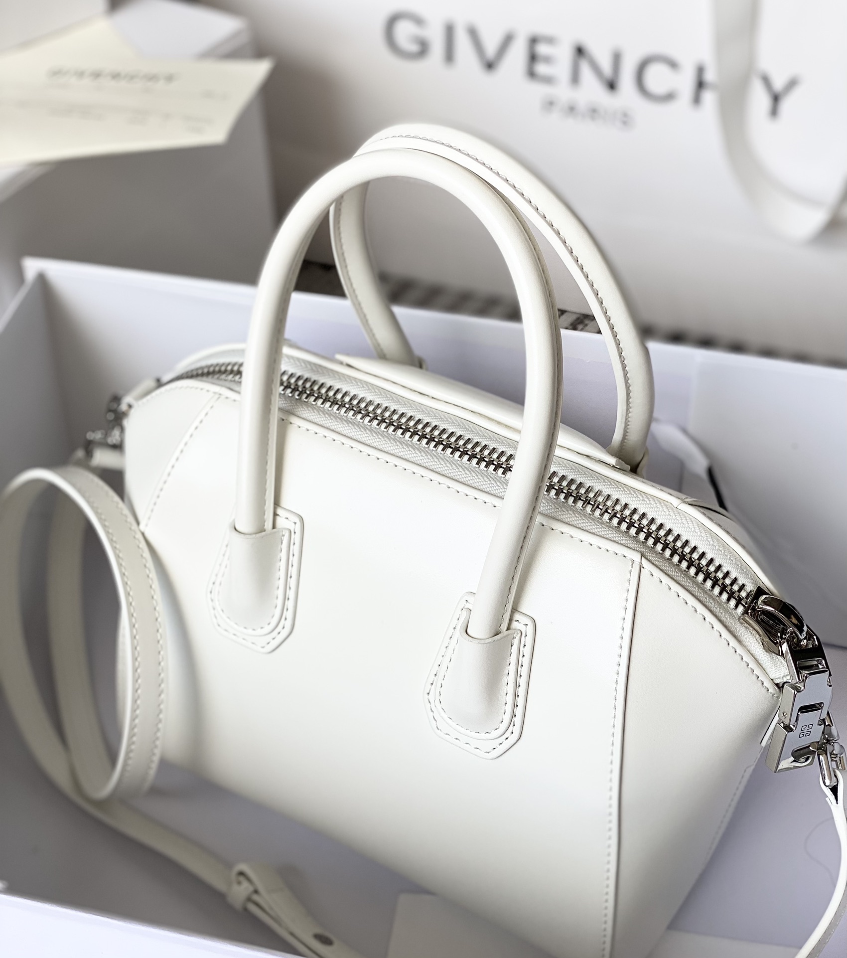 [TOP] GIVENCHY Antigona in Box Leather Bag 28x23x17cm/33x28x19cm - White