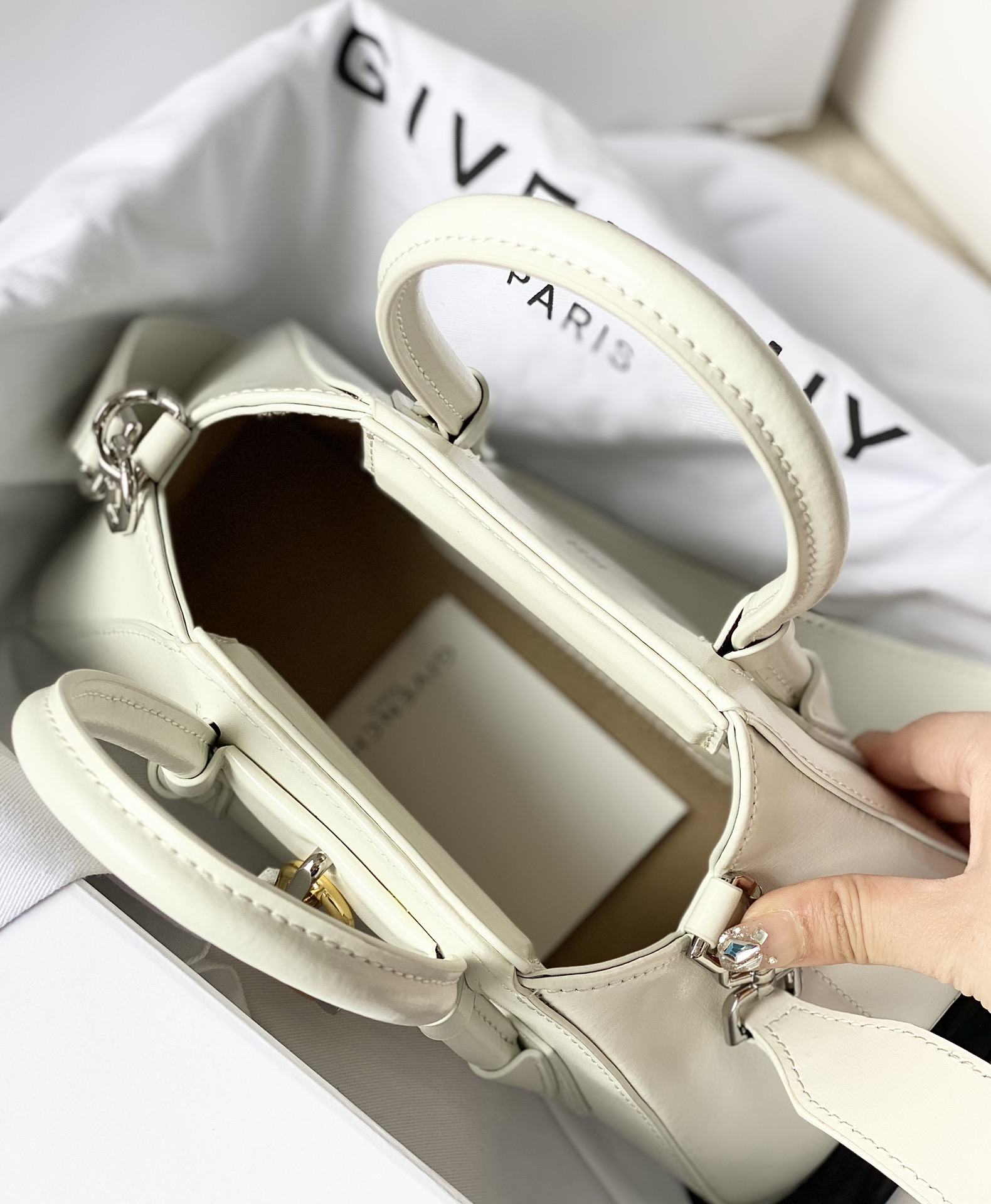 [TOP] GIVENCHY Antigona Stretch Handbag 22 x 12 x 8 cm - White