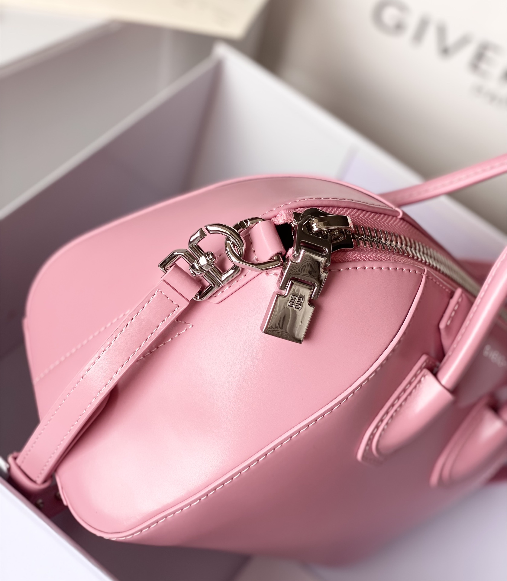 [TOP] GIVENCHY Antigona in Box Leather Bag 27 x 23 x 13 cm - Pink