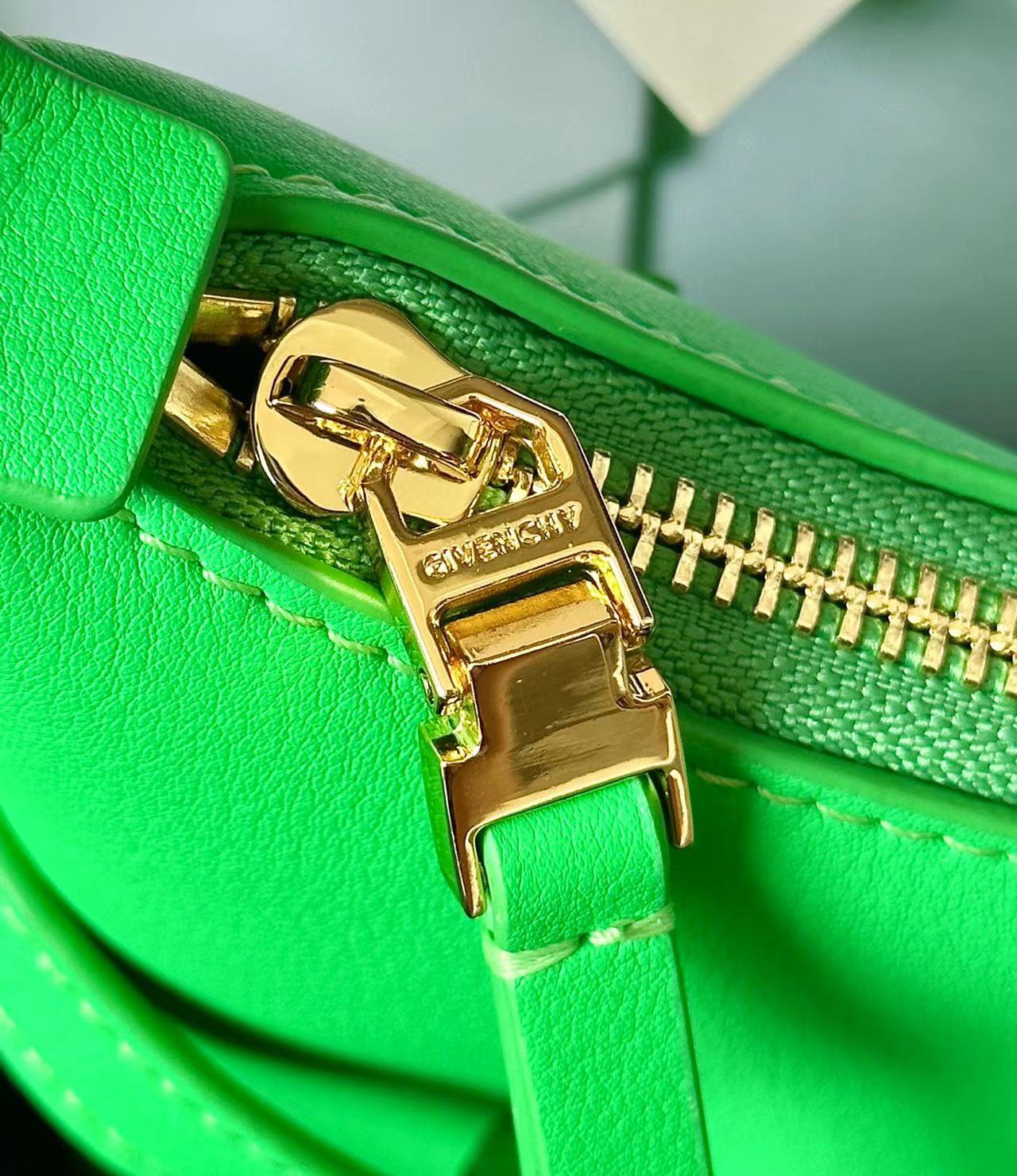[Top] GIVENCHY Voyou Mini Bag 24 x 18 x 3.5 cm - Green