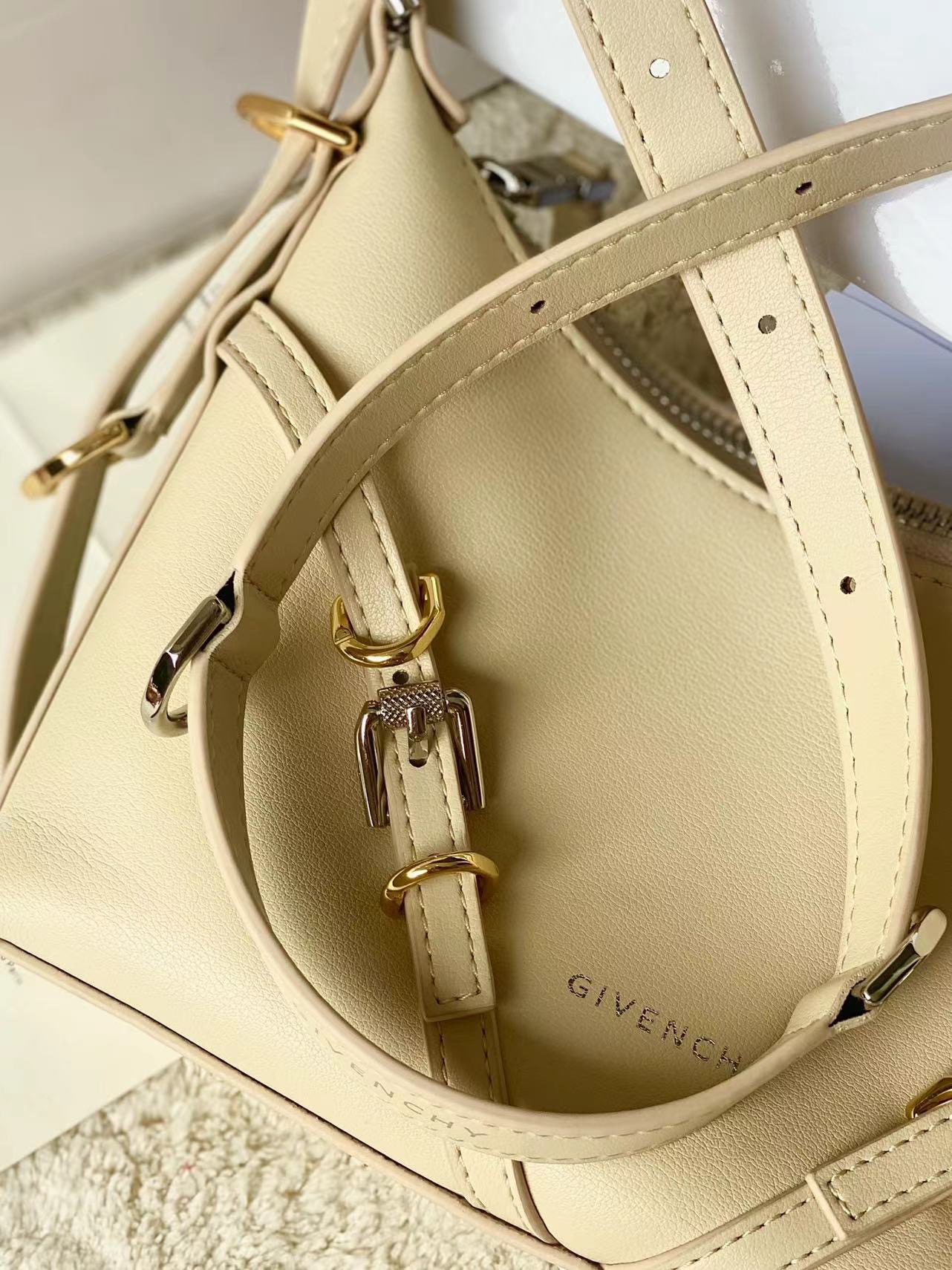 [Top] GIVENCHY Voyou Mini Bag 24 x 18 x 3.5 cm - Beige