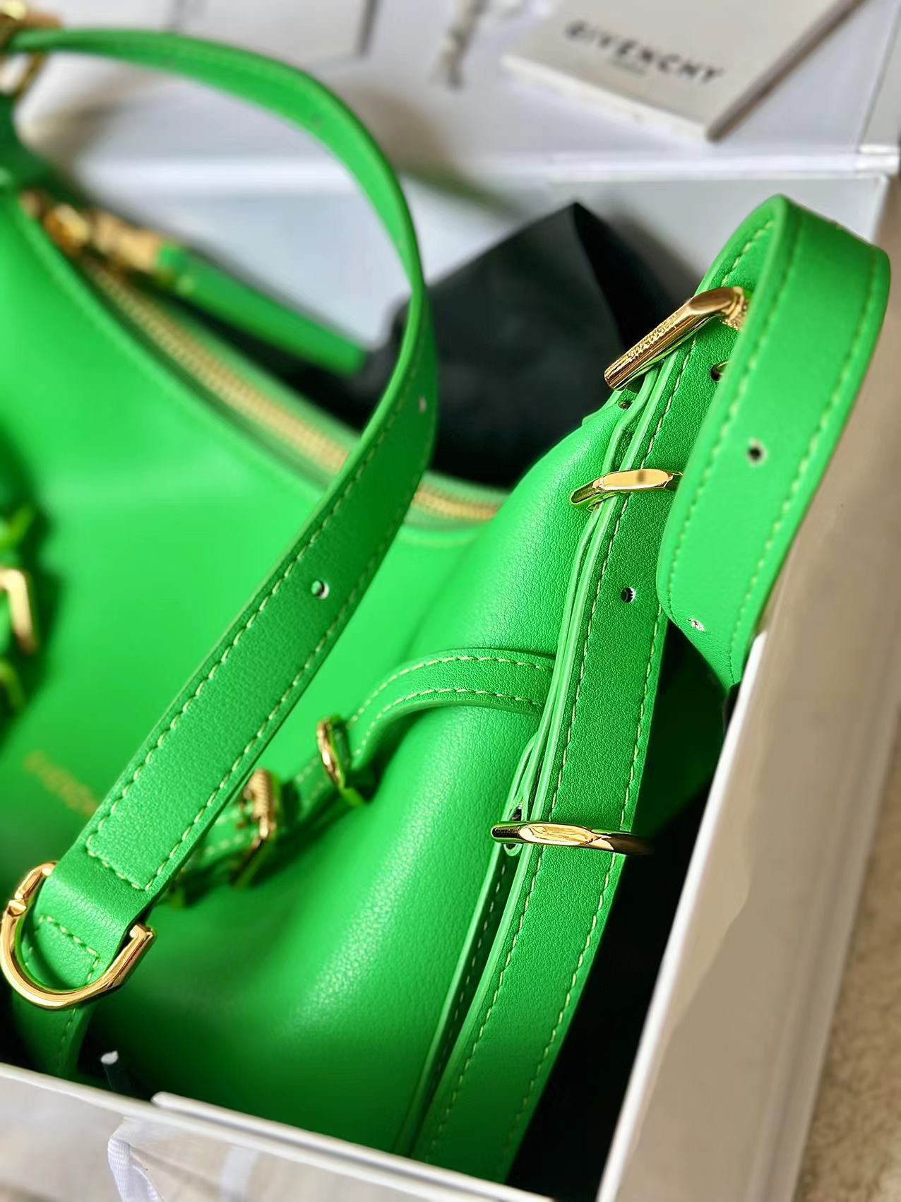 [Top] GIVENCHY Voyou Mini Bag 24 x 18 x 3.5 cm - Green