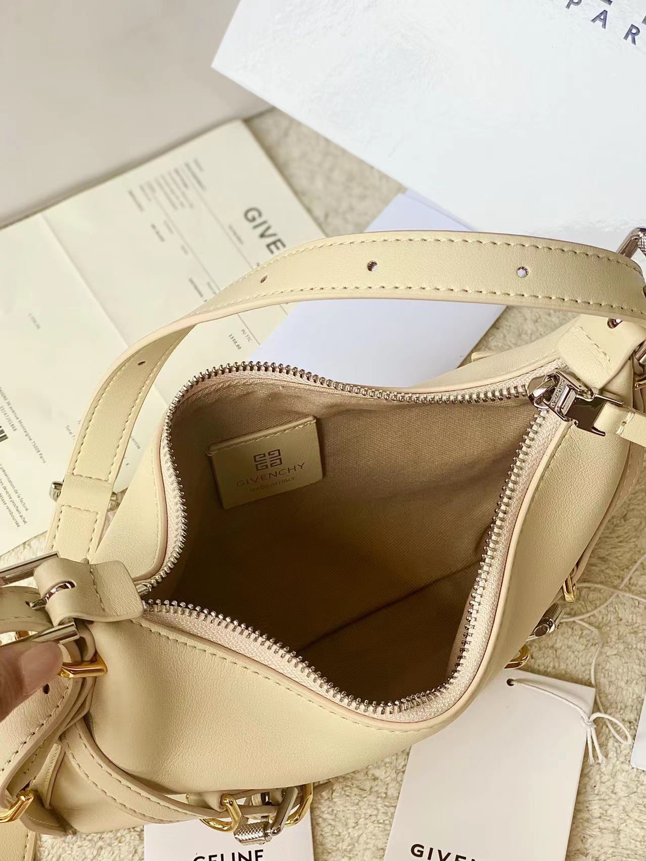 [Top] GIVENCHY Voyou Mini Bag 24 x 18 x 3.5 cm - Beige