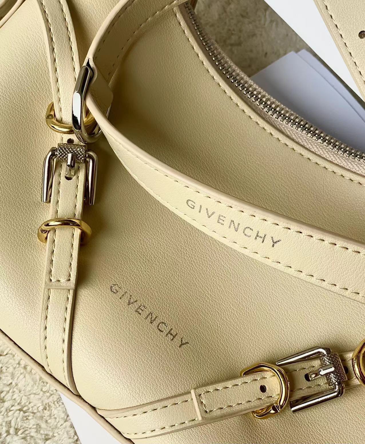 [Top] GIVENCHY Voyou Mini Bag 24 x 18 x 3.5 cm - Beige