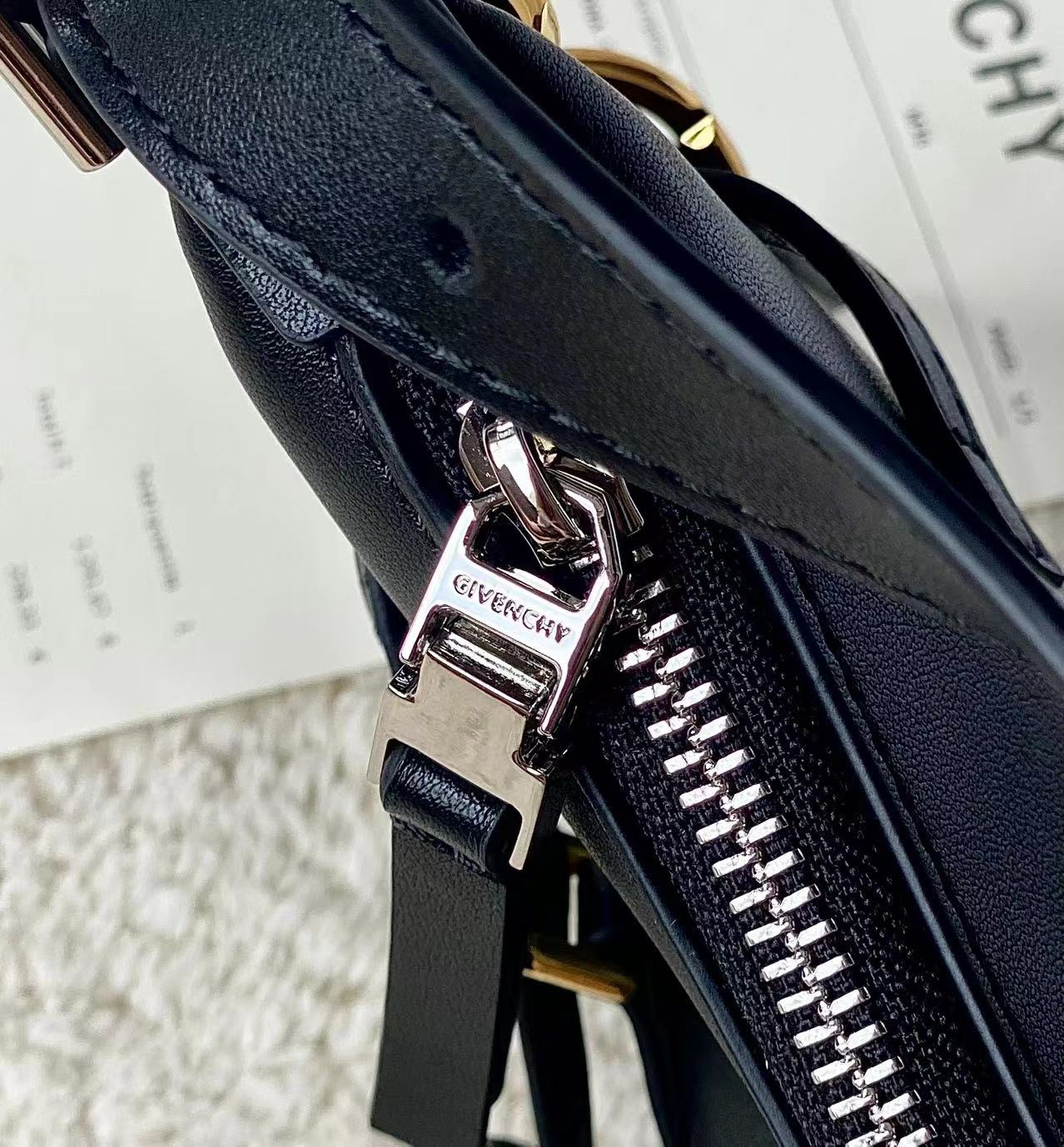 [Top] GIVENCHY Voyou Mini Bag  24 x 18 x 3.5 cm - Black