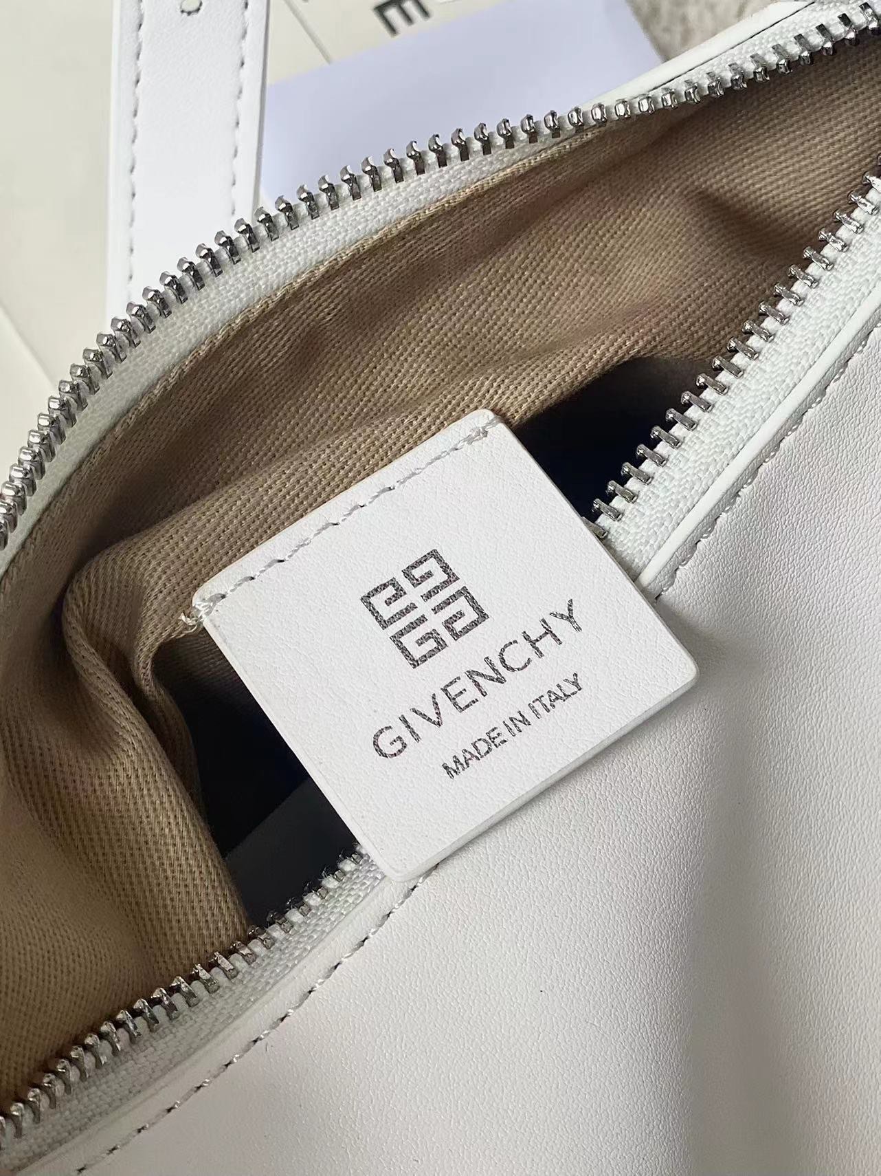 [Top] GIVENCHY Voyou Mini Bag 24 x 18 x 3.5 cm - White