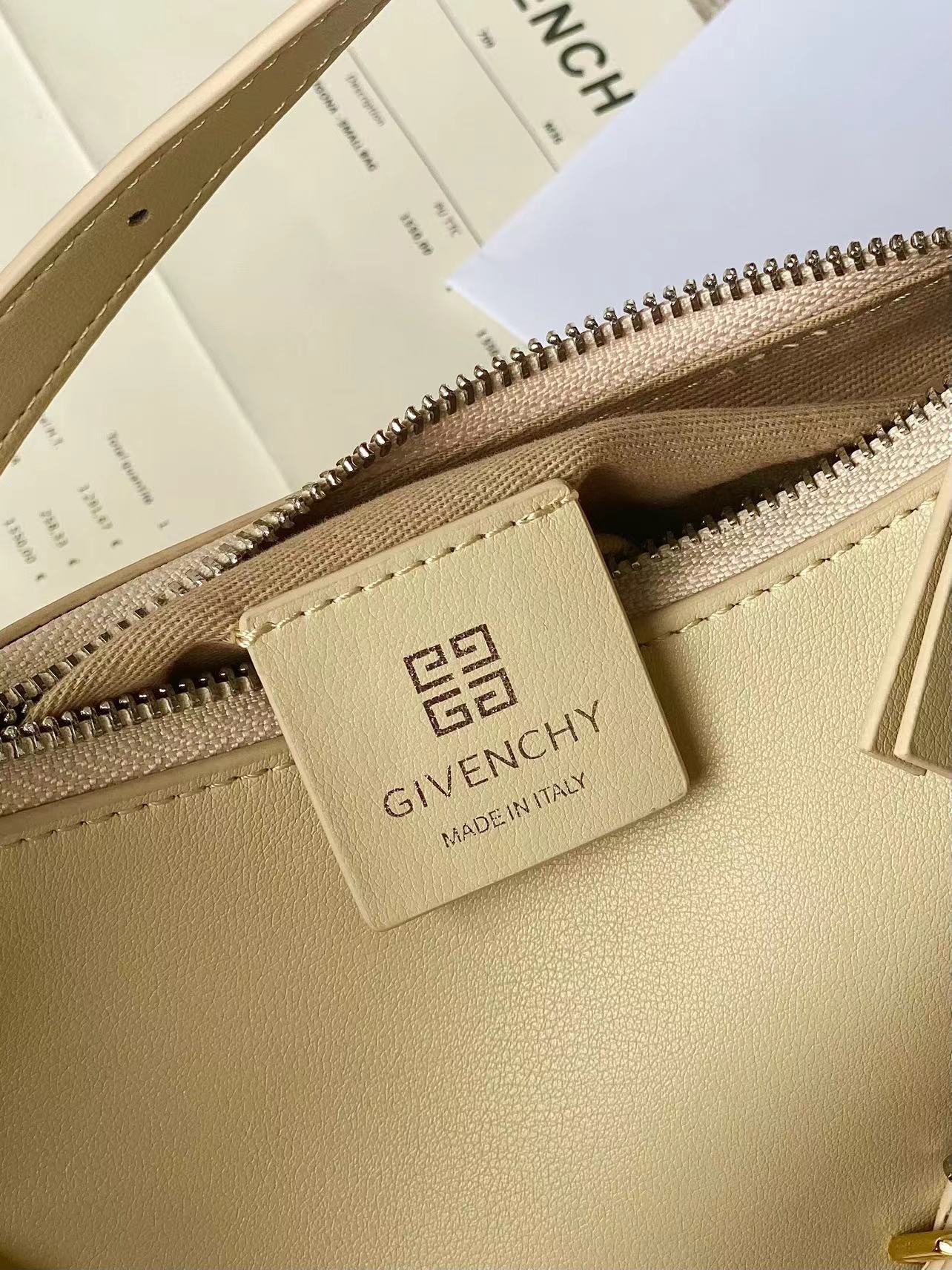 [Top] GIVENCHY Voyou Mini Bag 24 x 18 x 3.5 cm - Beige