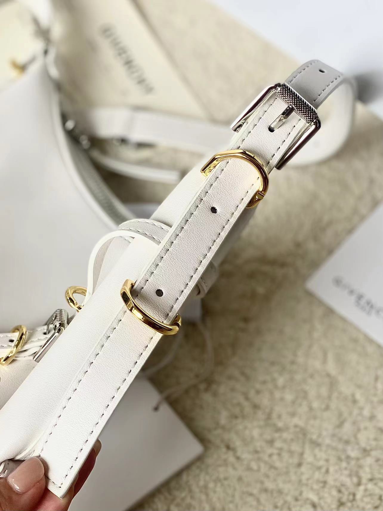 [Top] GIVENCHY Voyou Mini Bag 24 x 18 x 3.5 cm - White