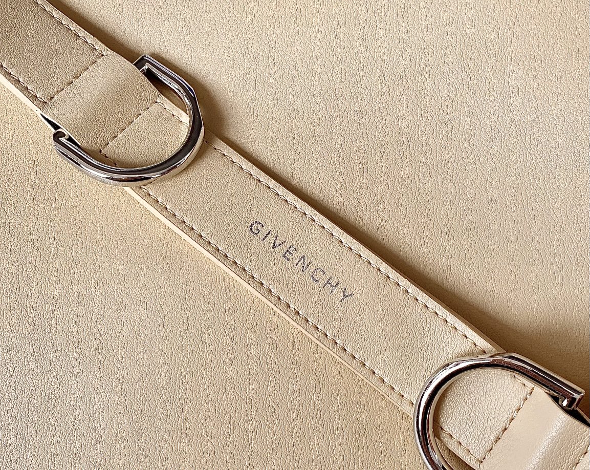[Top] GIVENCHY Voyou Medium Bag 40 x 27 x 6.5 cm - Beige