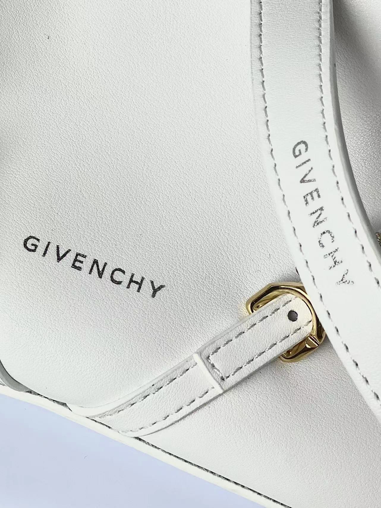 [Top] GIVENCHY Voyou Mini Bag 24 x 18 x 3.5 cm - White