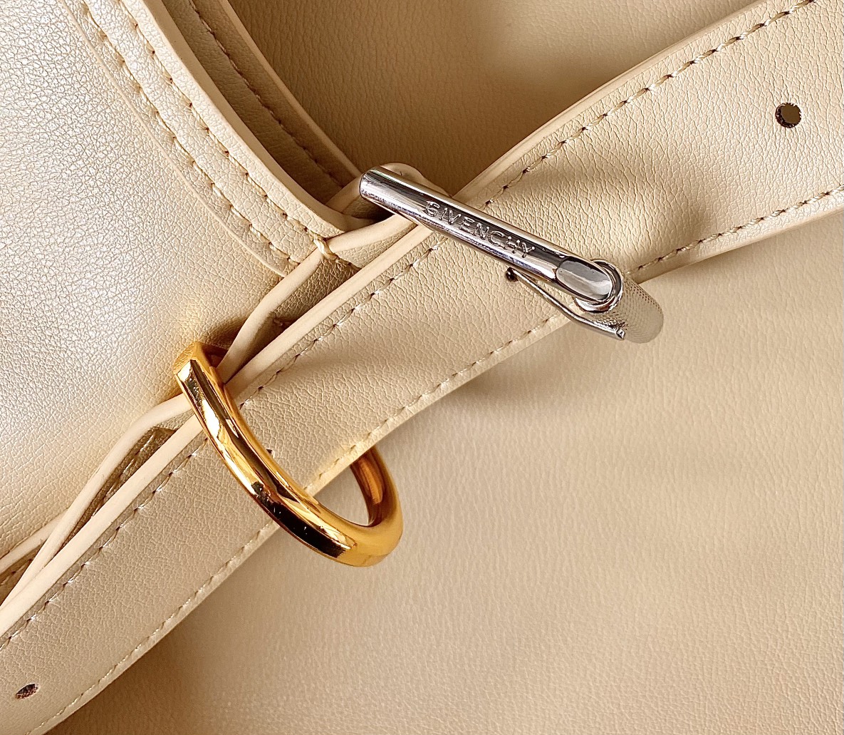 [Top] GIVENCHY Voyou Medium Bag 40 x 27 x 6.5 cm - Beige