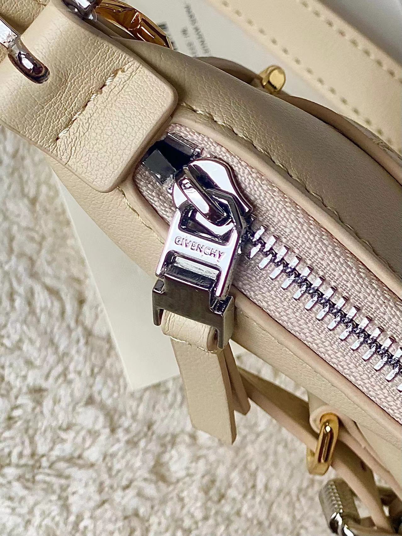 [Top] GIVENCHY Voyou Mini Bag 24 x 18 x 3.5 cm - Beige