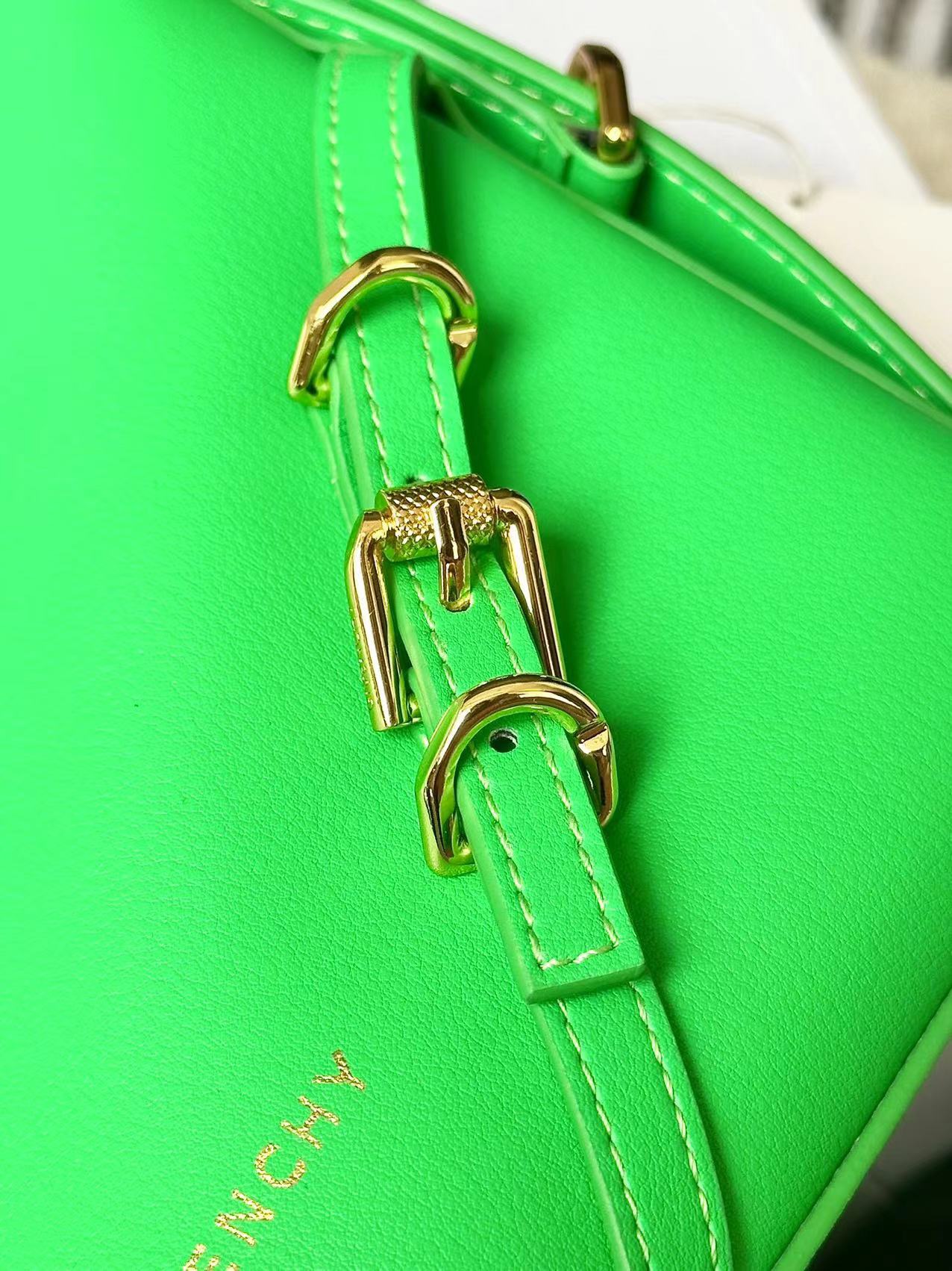 [Top] GIVENCHY Voyou Mini Bag 24 x 18 x 3.5 cm - Green