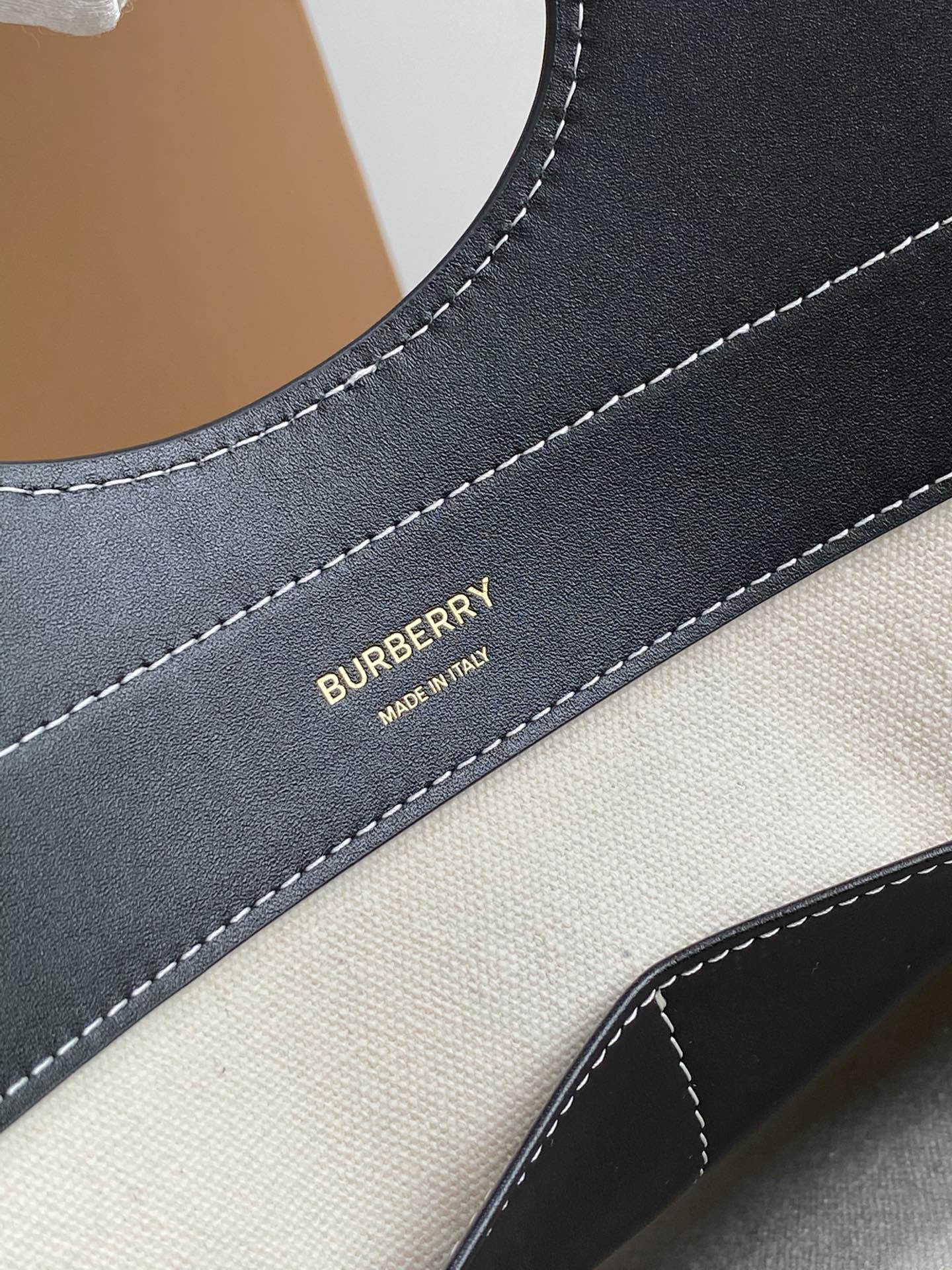 [TOP] BURBERRY Pocket Bags - Black and White