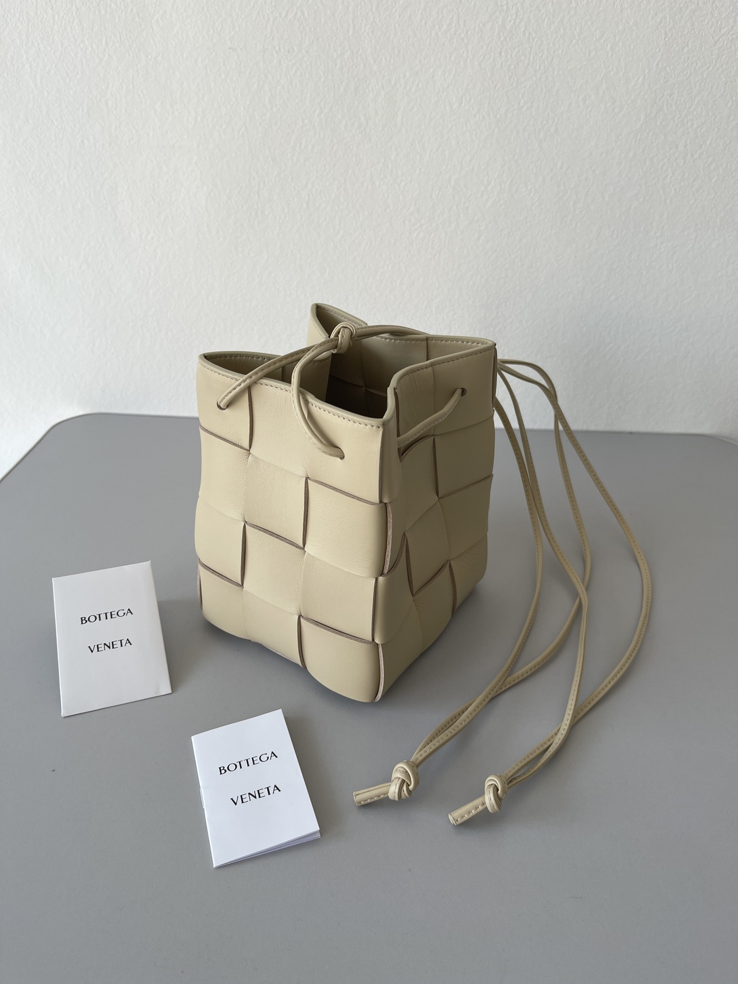 [TOP] Bottega Veneta BV Woven Large Bucket Bag - Beige