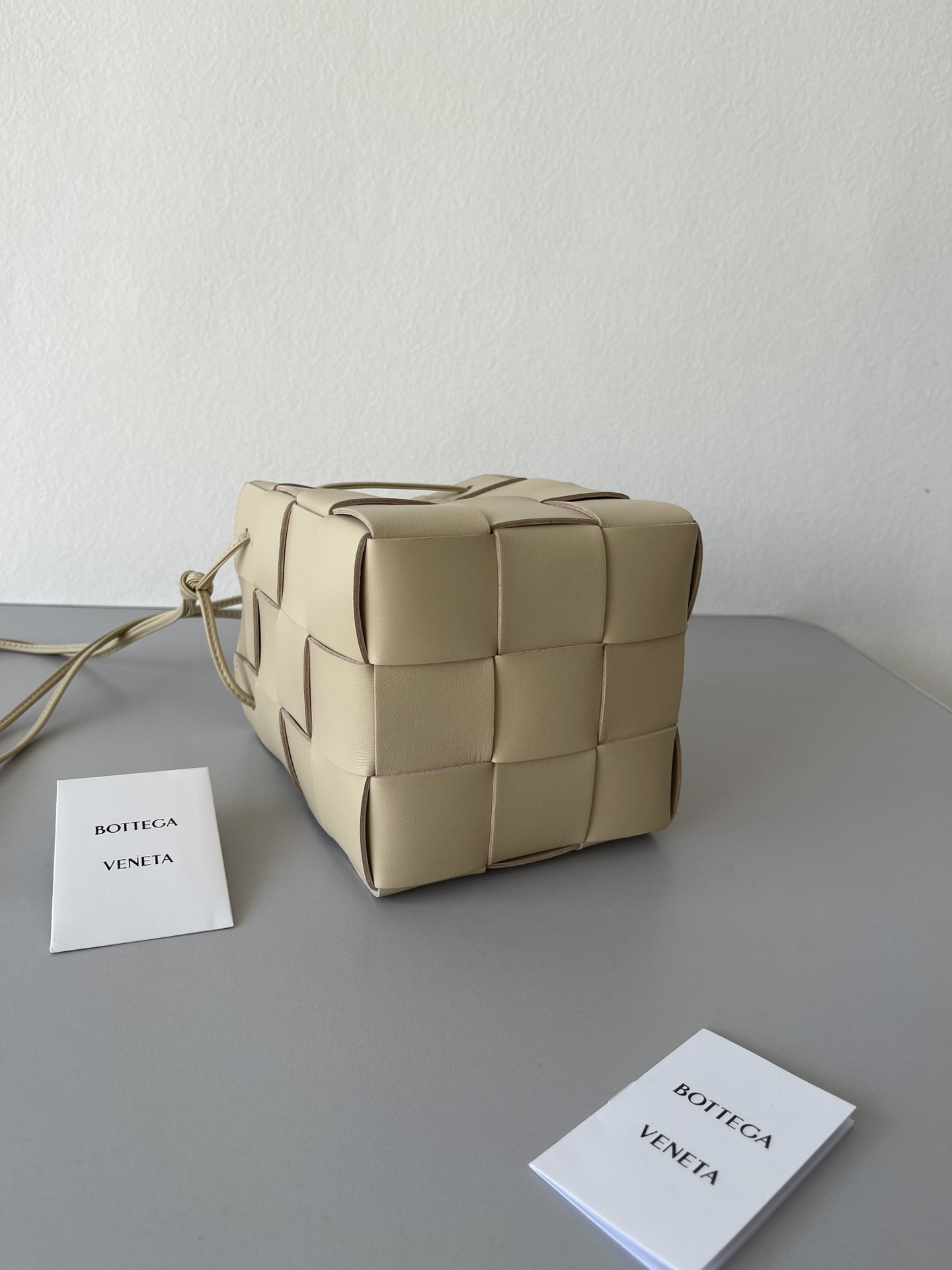 [TOP] Bottega Veneta BV Woven Large Bucket Bag - Beige