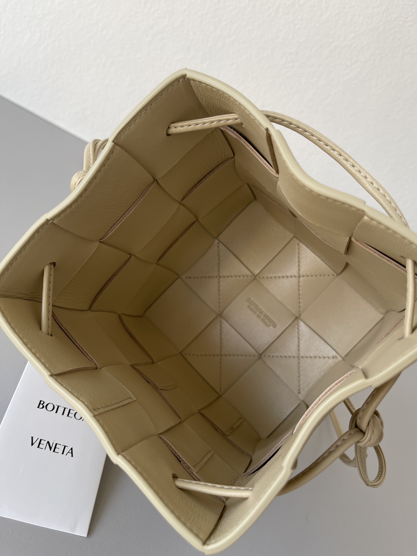 [TOP] Bottega Veneta BV Woven Large Bucket Bag - Beige