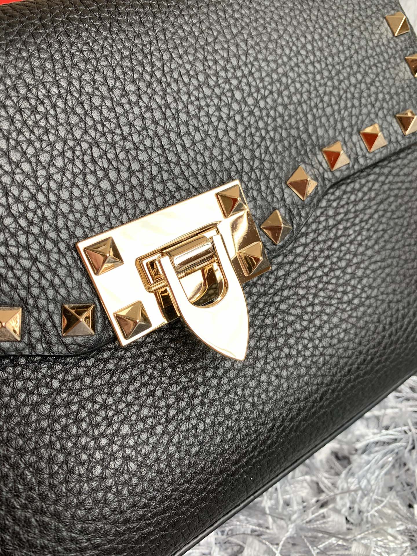 [TOP] VALENTINO Rockstud Crossbody Bag 22.5 x 15 x 6 cm - Black & GHW -  Lychee Leather