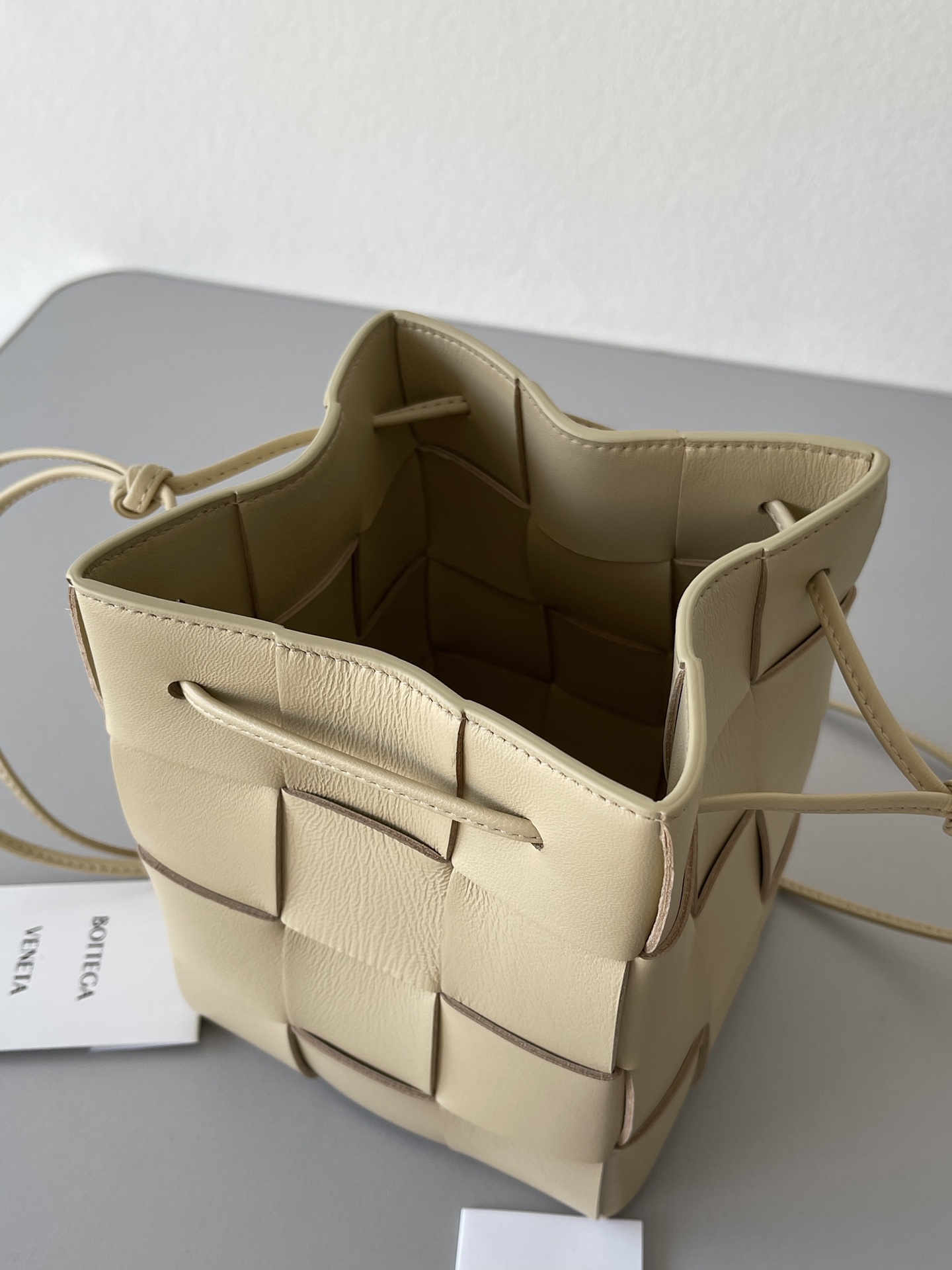 [TOP] Bottega Veneta BV Woven Large Bucket Bag - Beige