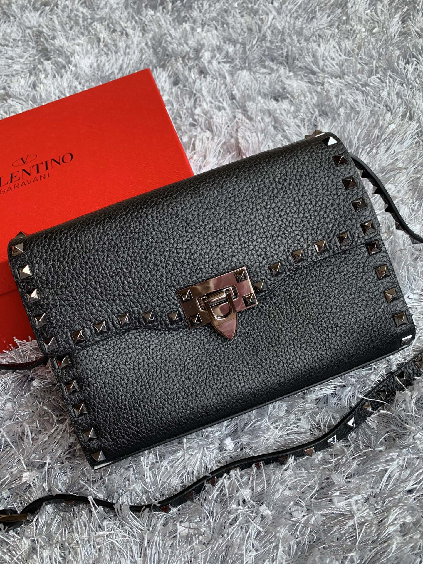 [TOP] VALENTINO Rockstud Crossbody Bag 22.5 x 15 x 6 cm - Black & SHW -  Lychee Leather