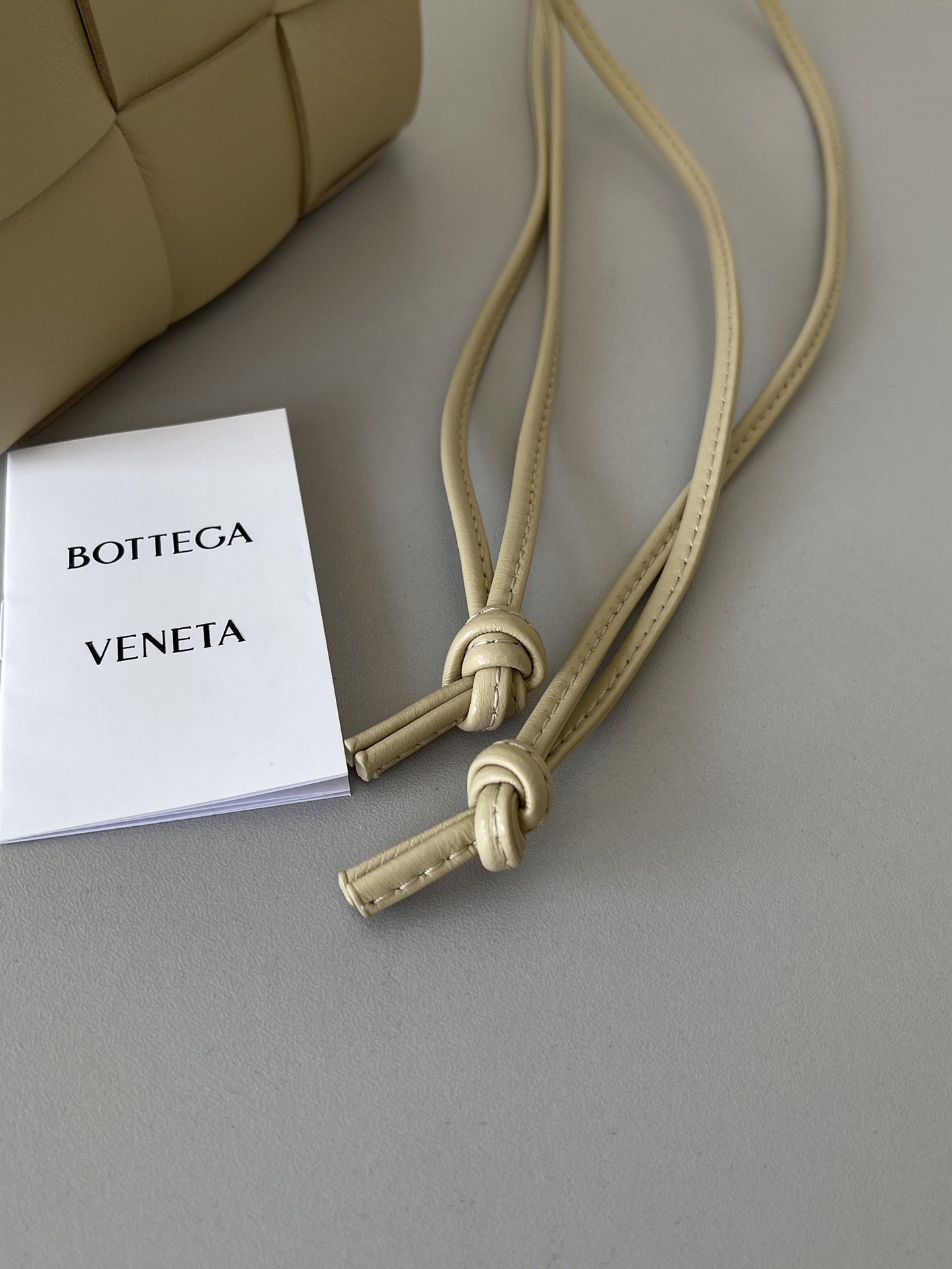 [TOP] Bottega Veneta BV Woven Large Bucket Bag - Beige
