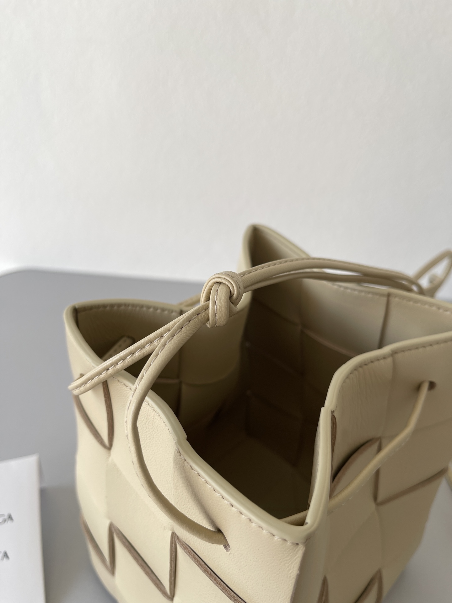 [TOP] Bottega Veneta BV Woven Large Bucket Bag - Beige