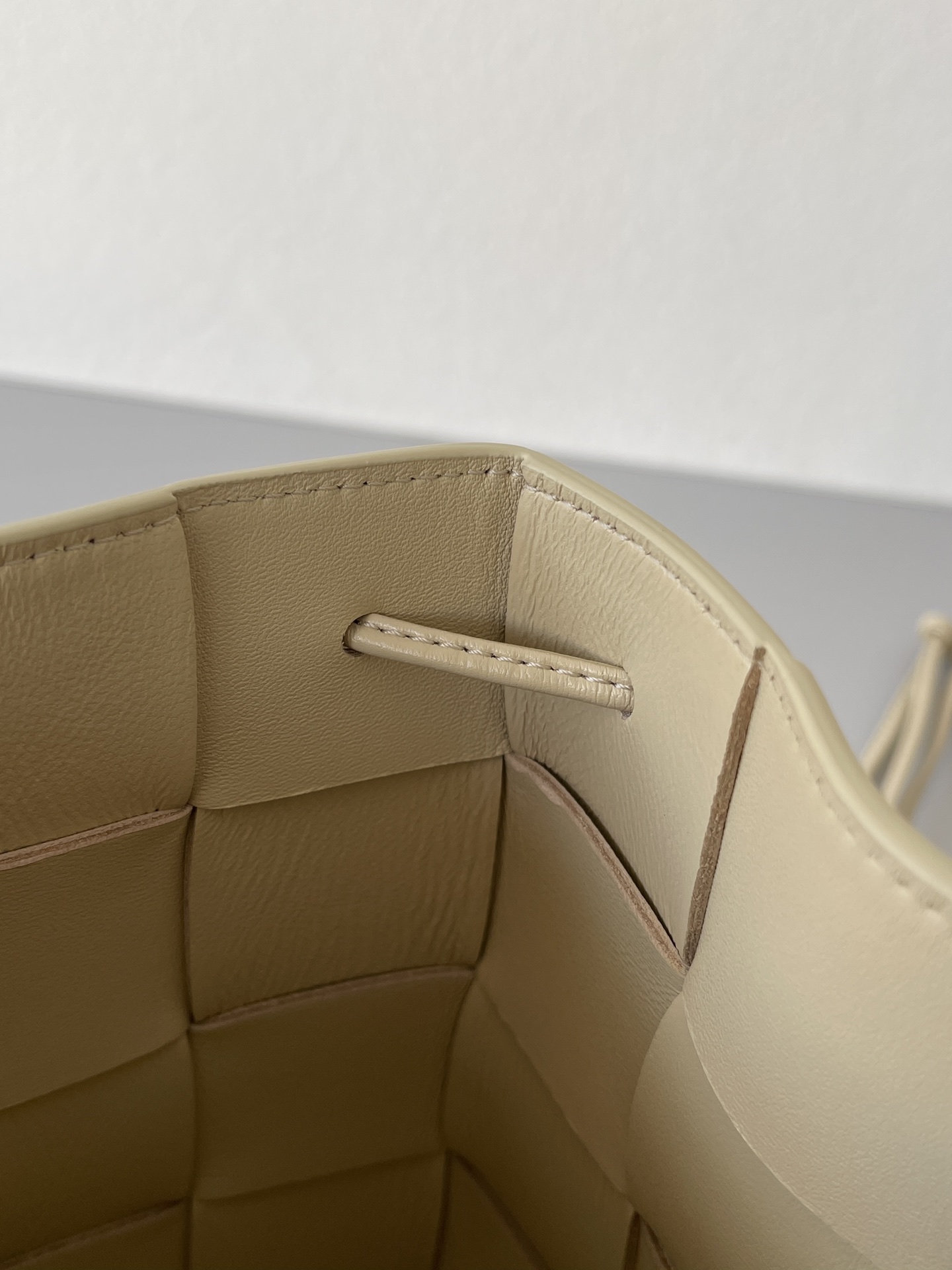 [TOP] Bottega Veneta BV Woven Large Bucket Bag - Beige