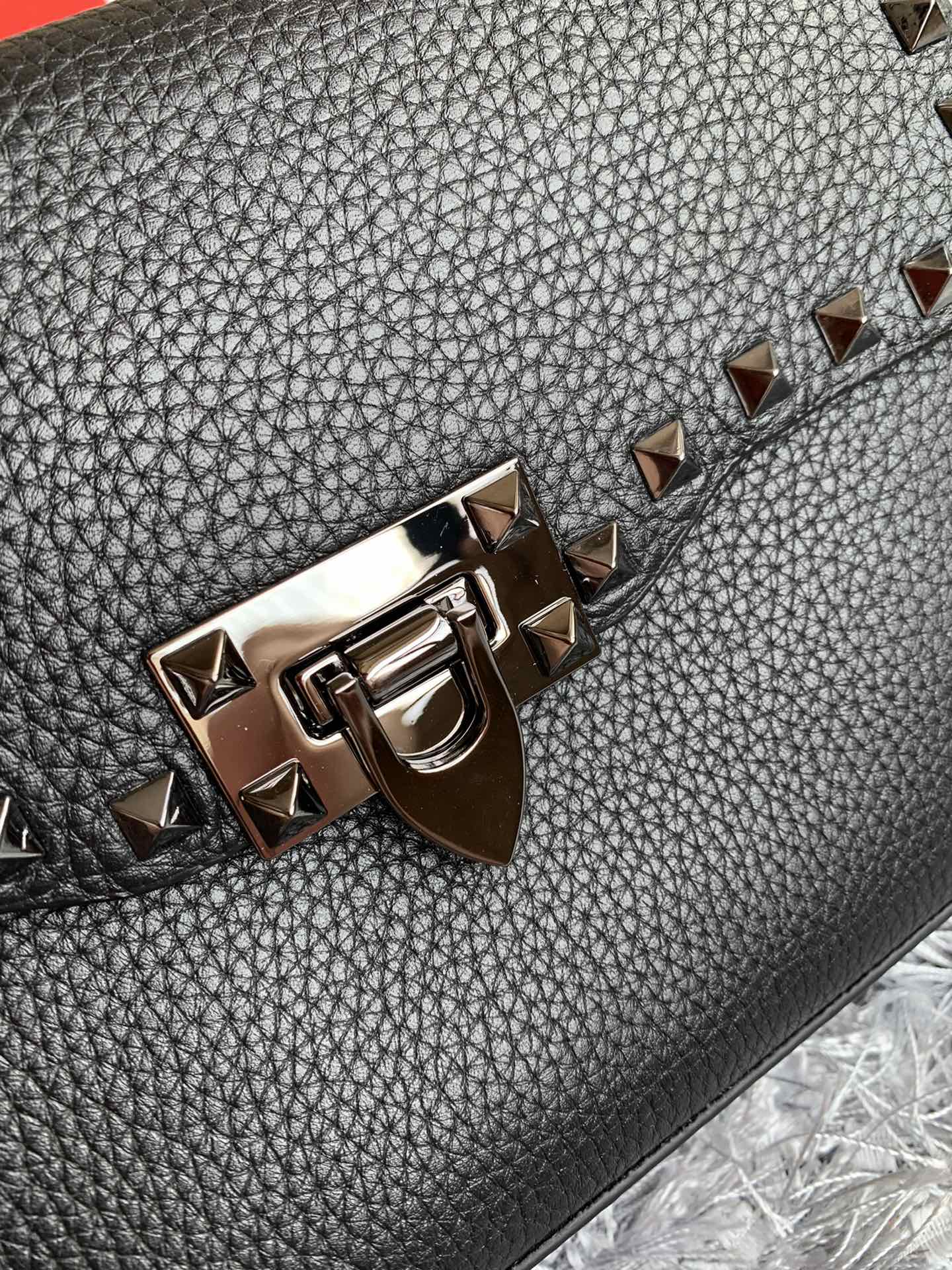 [TOP] VALENTINO Rockstud Crossbody Bag 22.5 x 15 x 6 cm - Black & SHW -  Lychee Leather