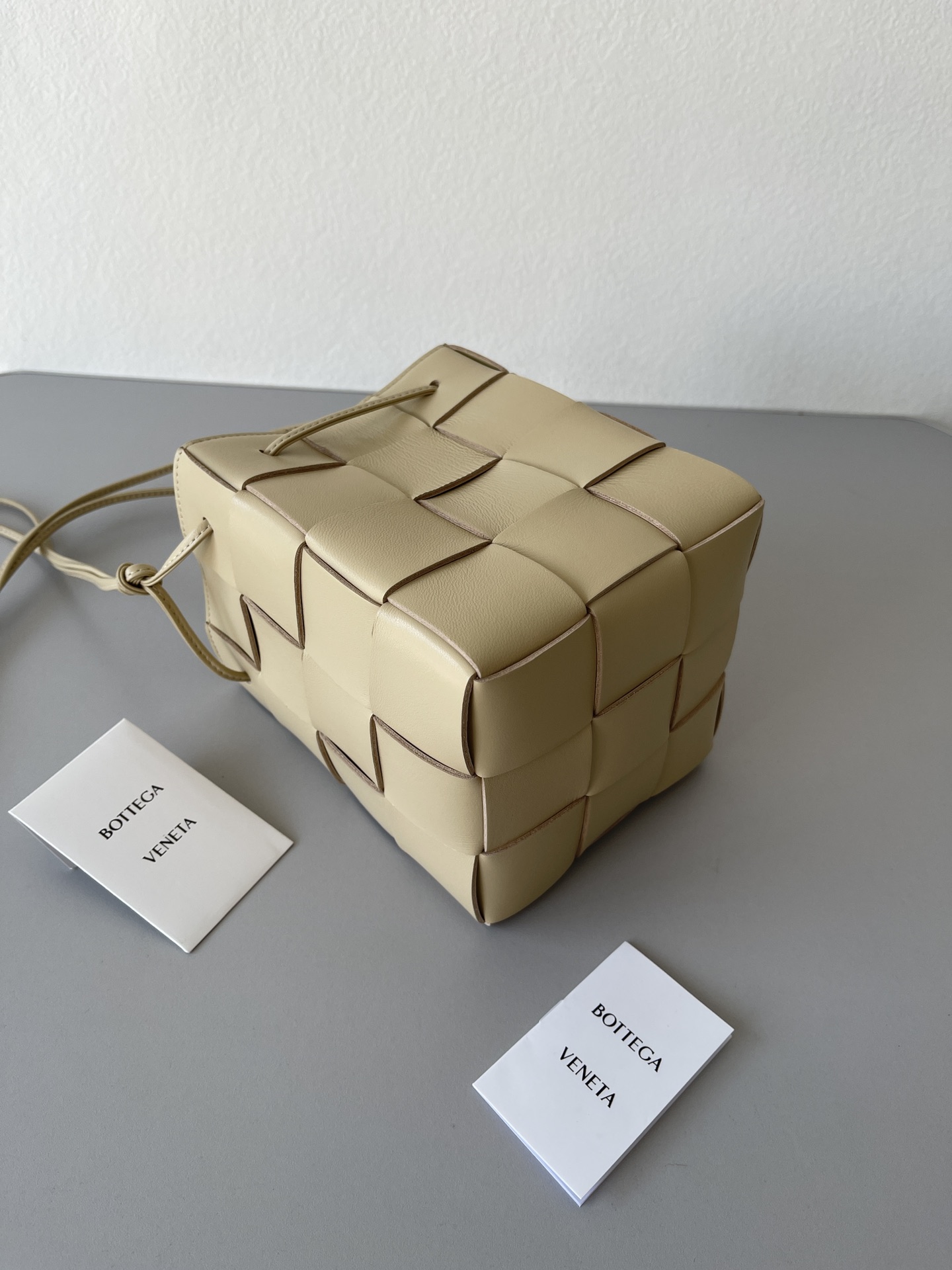 [TOP] Bottega Veneta BV Woven Large Bucket Bag - Beige