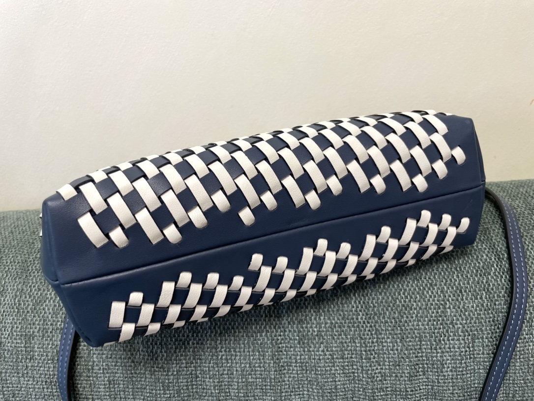 [TOP] FENDI FENDI First White And Blue Hand-Woven leather  Bag - White