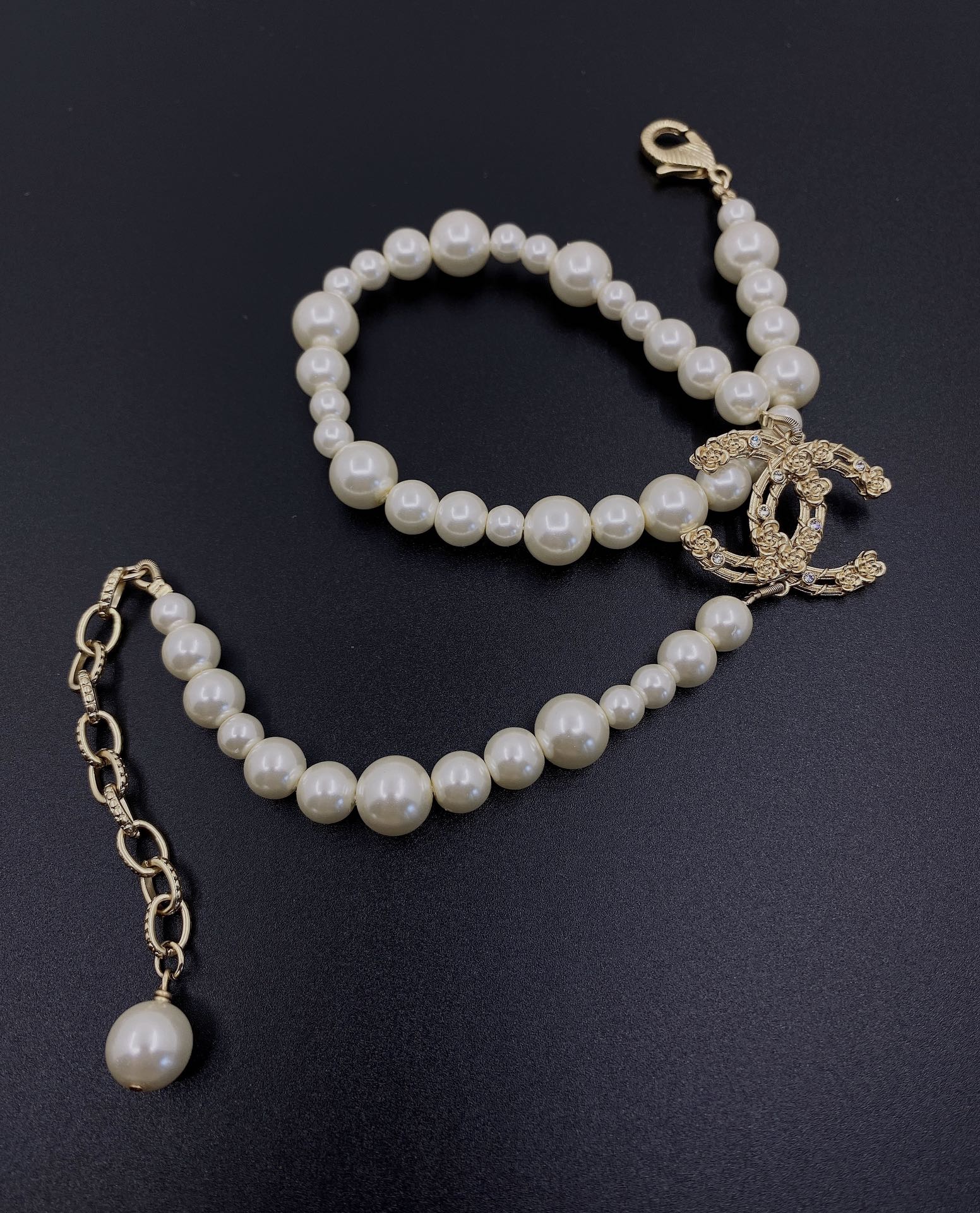 [TOP] CHANEL Pearl Choker and Vintage Logo Necklace