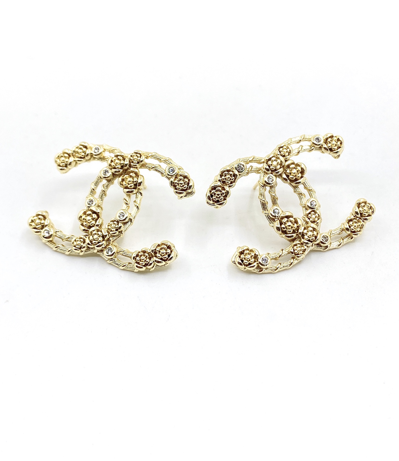 [TOP] CHANEL Hollow Rose Double C Earrings - Gold