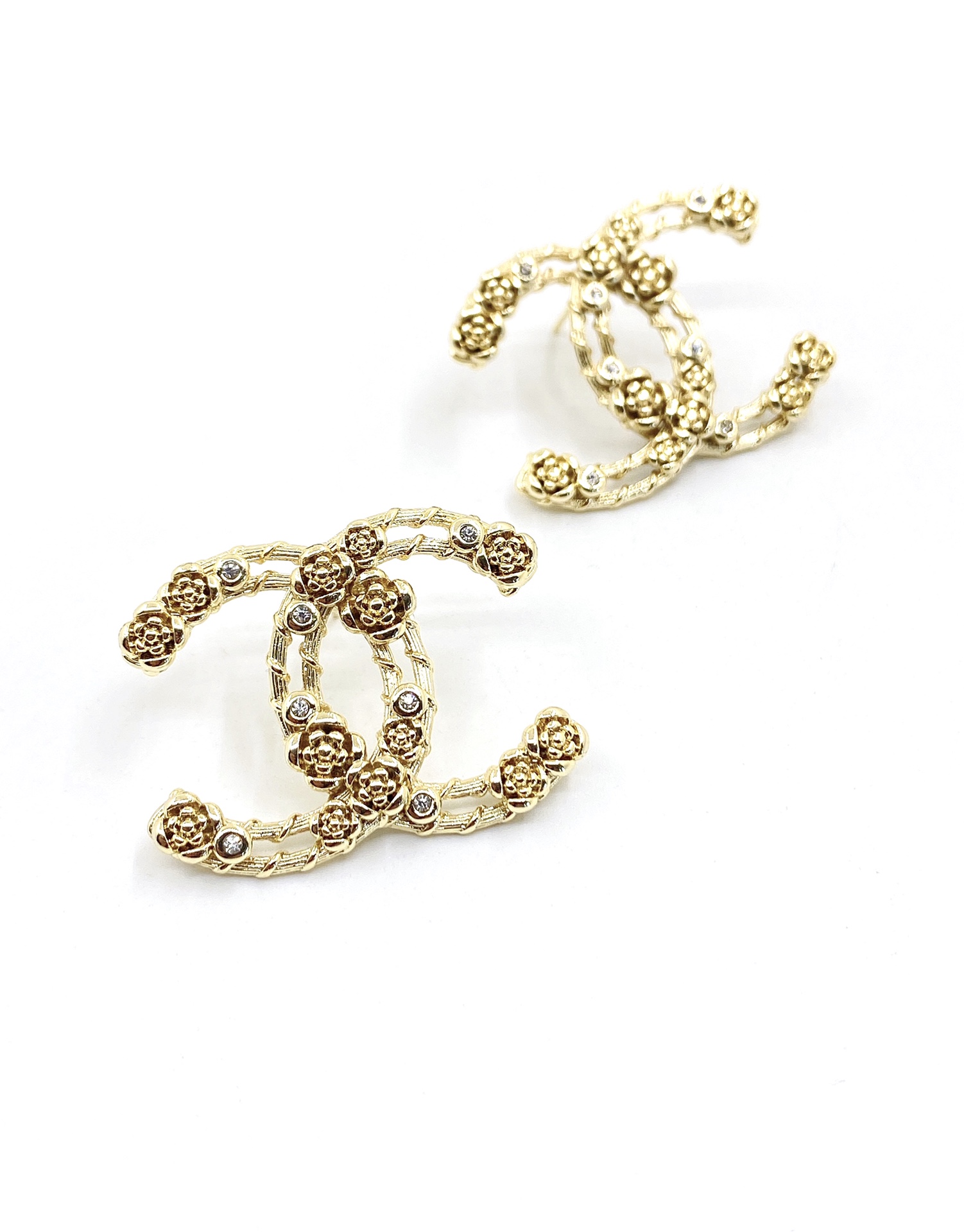 [TOP] CHANEL Hollow Rose Double C Earrings - Gold