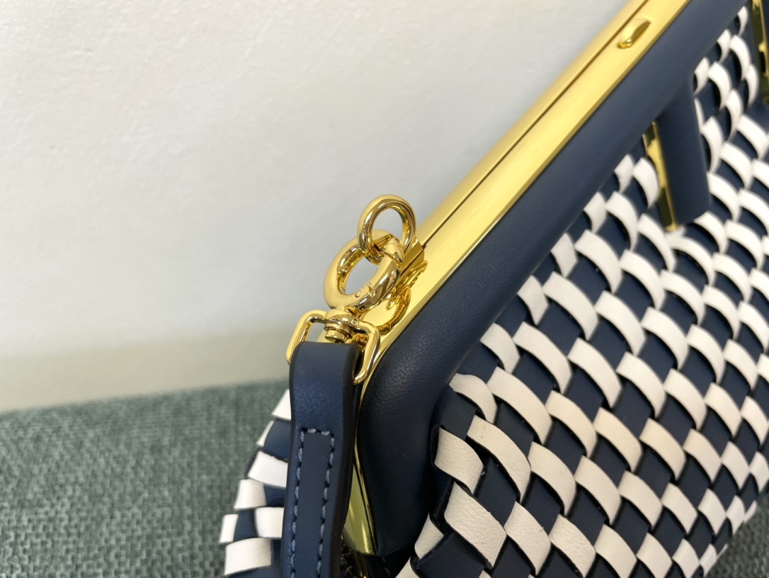 [TOP] FENDI FENDI First White And Blue Hand-Woven leather  Bag - White