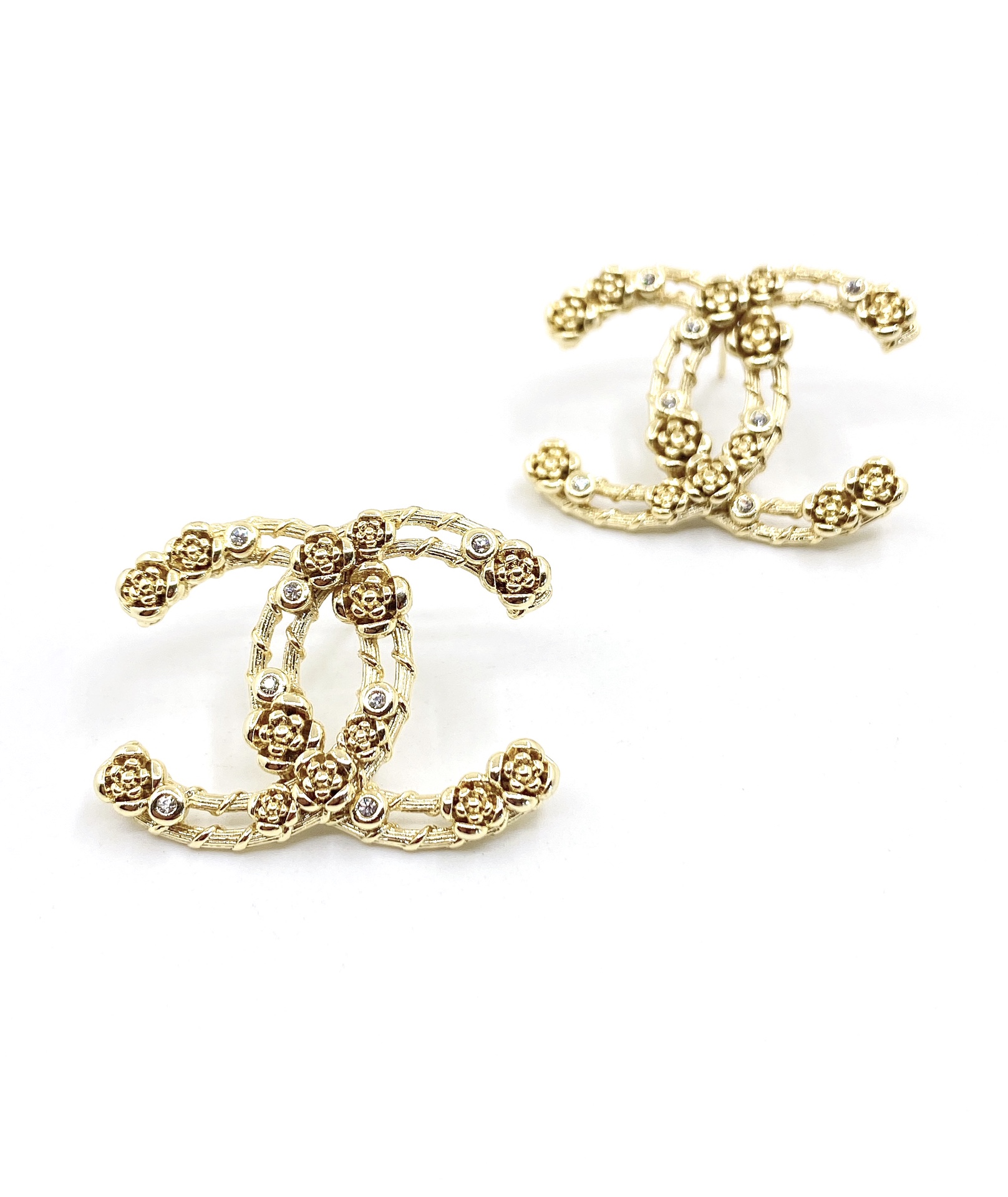[TOP] CHANEL Hollow Rose Double C Earrings - Gold