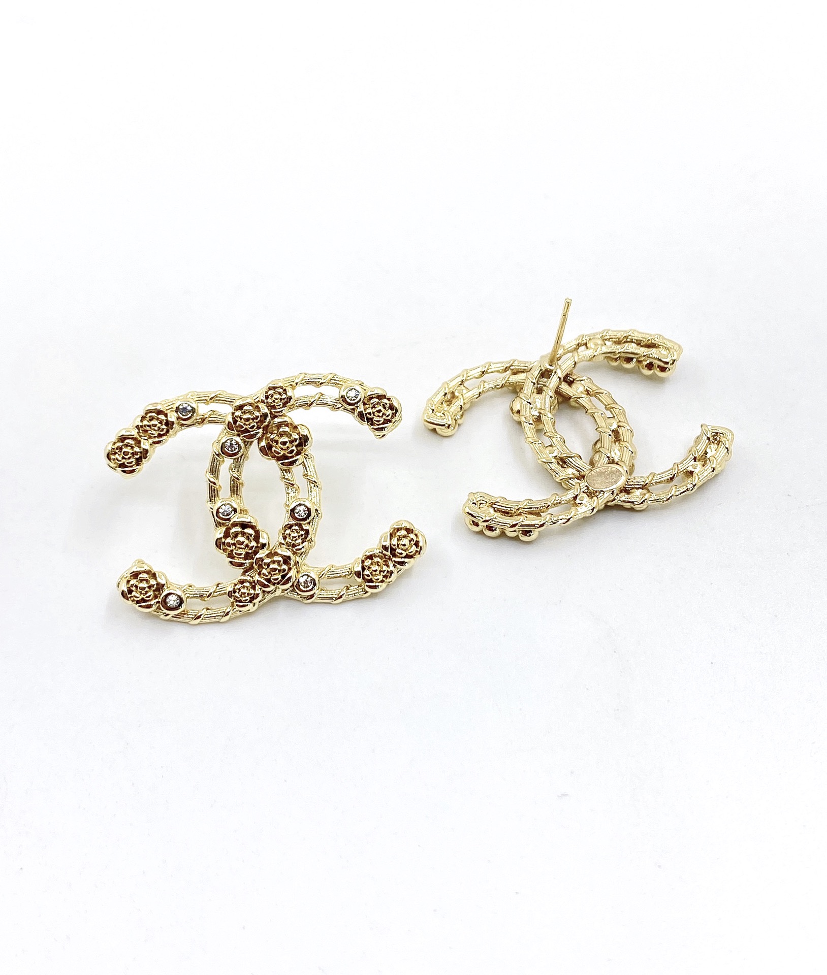 [TOP] CHANEL Hollow Rose Double C Earrings - Gold