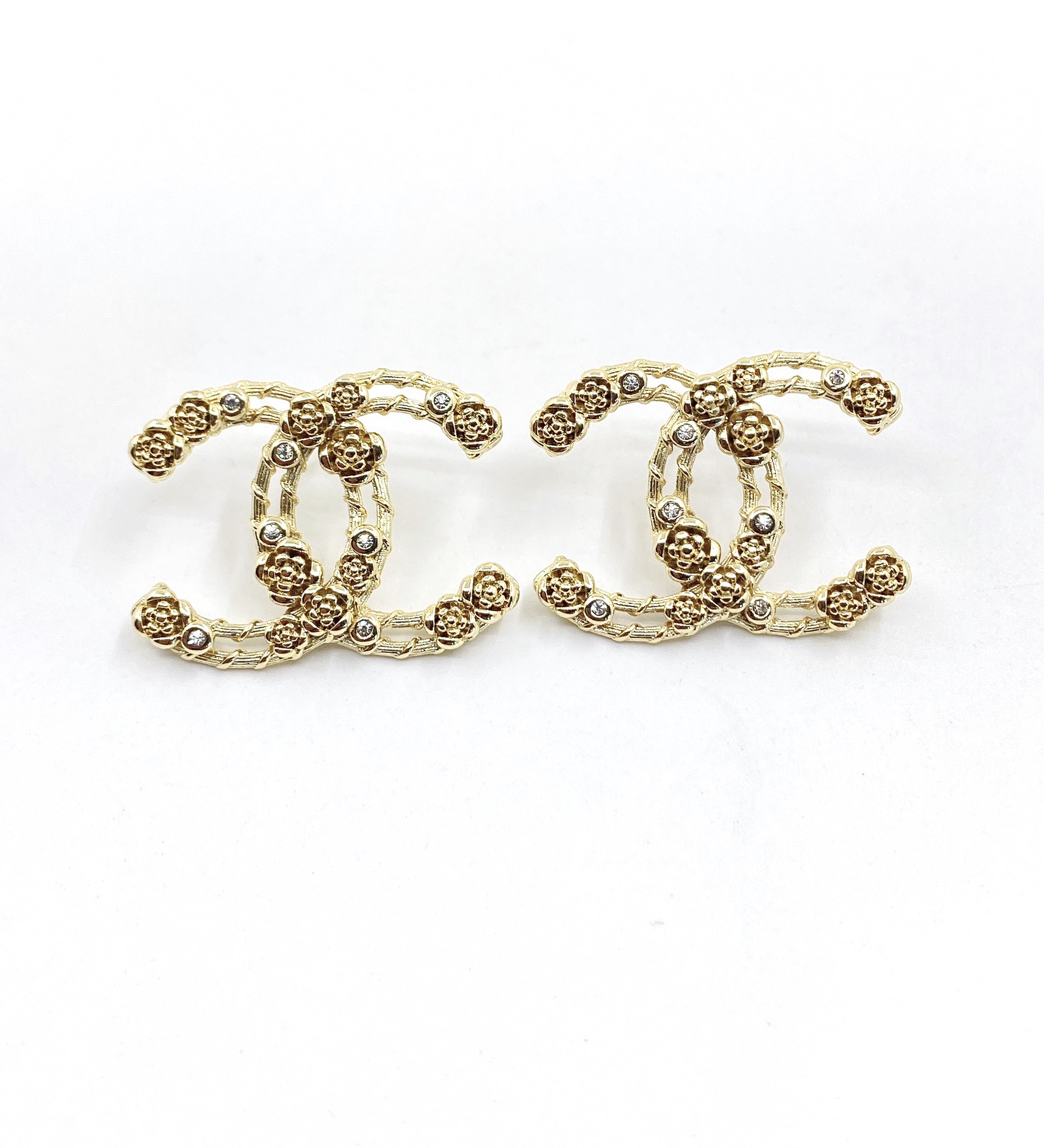 [TOP] CHANEL Hollow Rose Double C Earrings - Gold