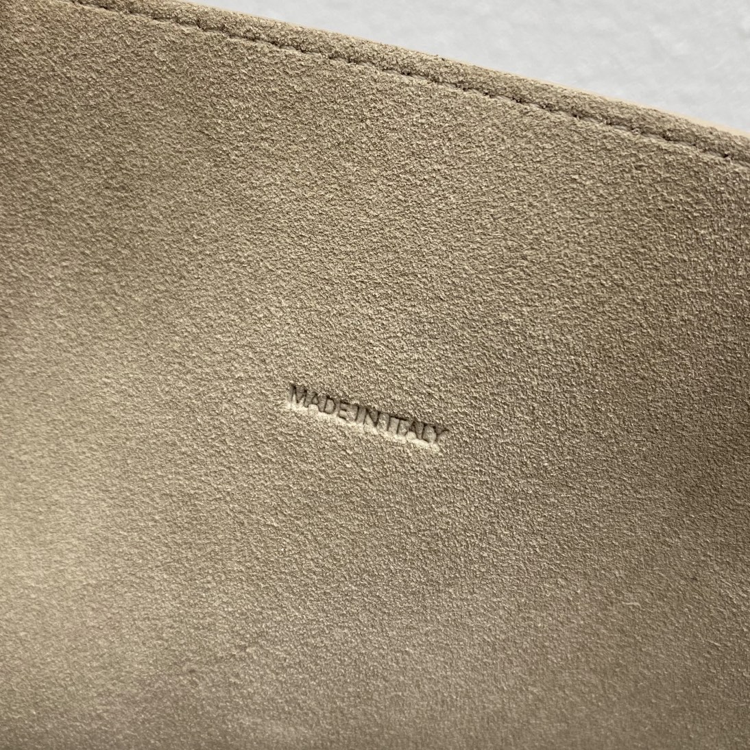 [TOP] CELINE Sangle Small Bucket Bag - Litchi&Light taupe