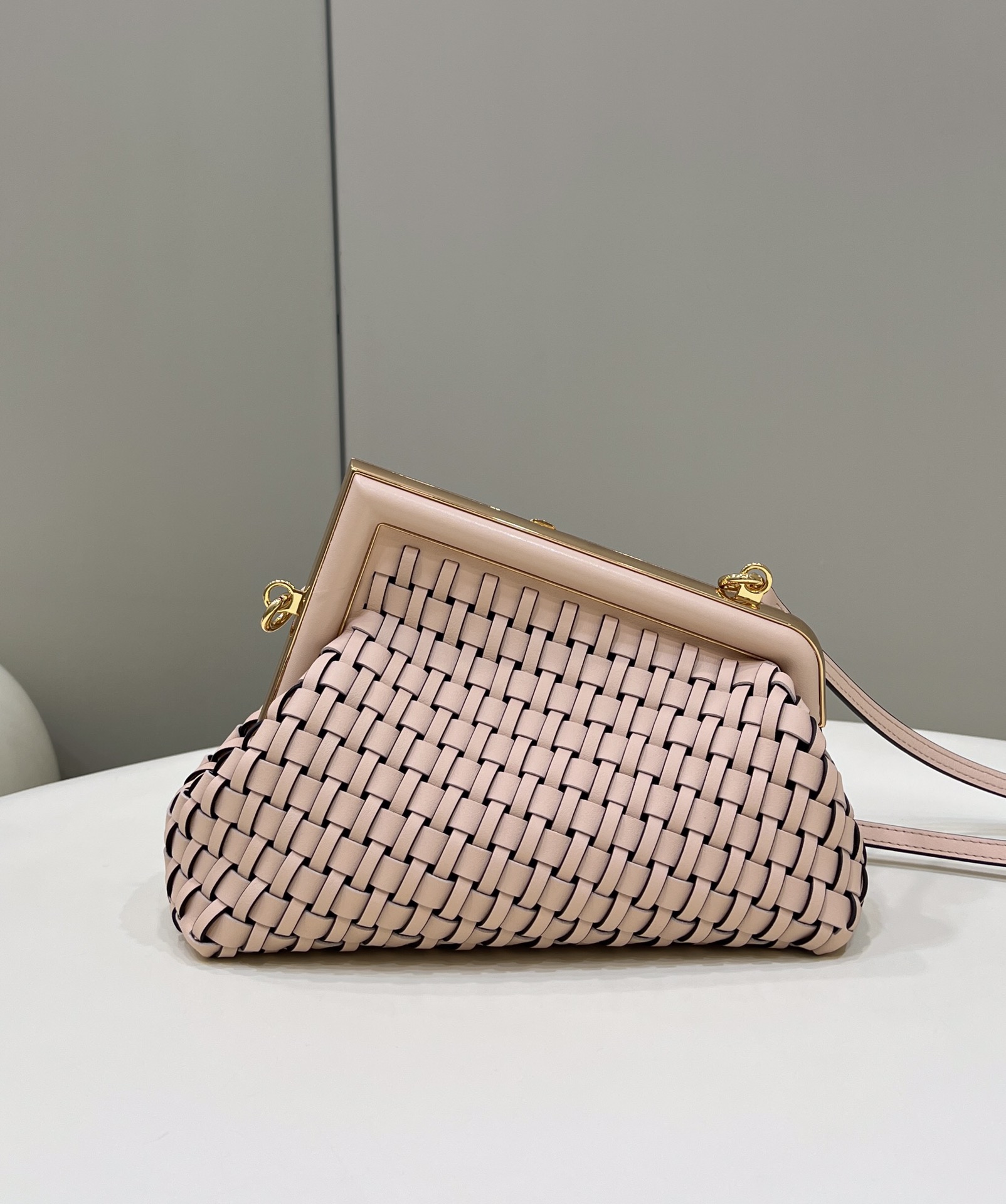 [TOP] FENDI FENDI First Pink Hand-Woven leather Bag - Pink