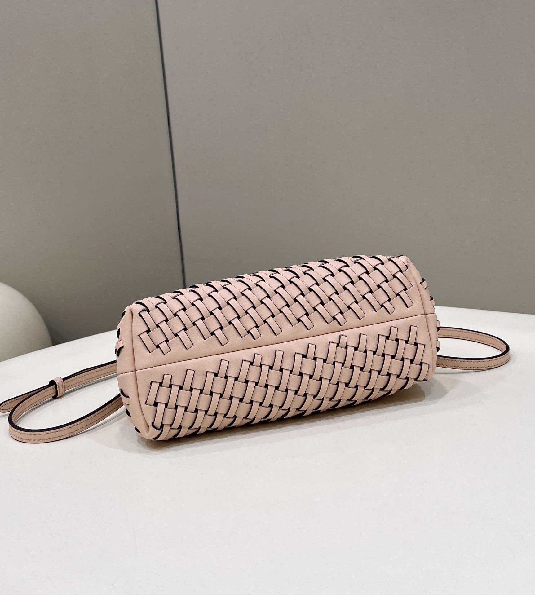 [TOP] FENDI FENDI First Pink Hand-Woven leather Bag - Pink